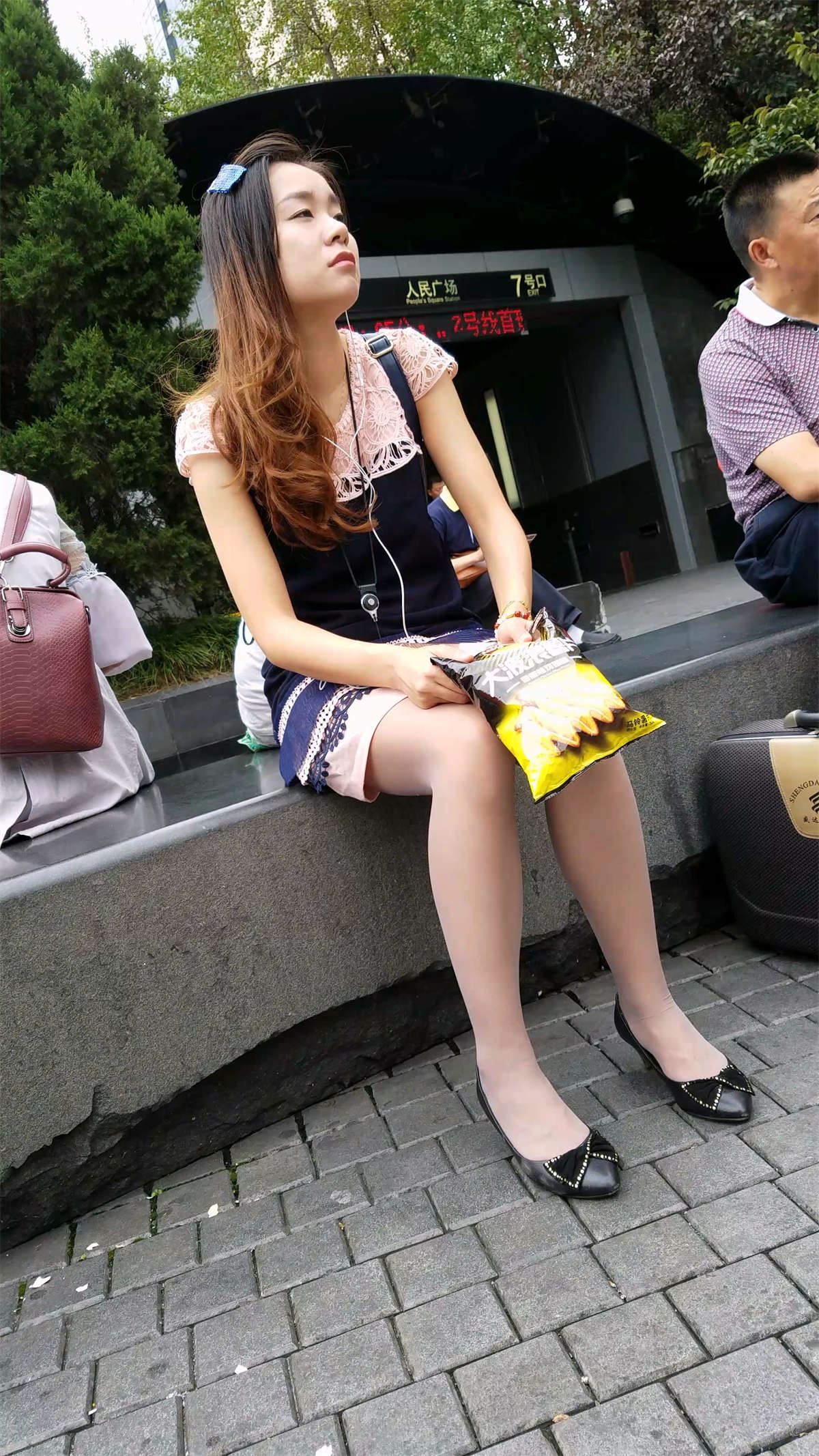 广场上的连衣裙肉丝