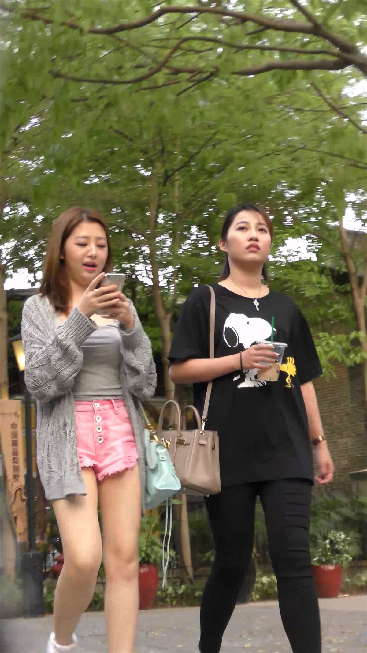 跟拍雪白大长腿美女