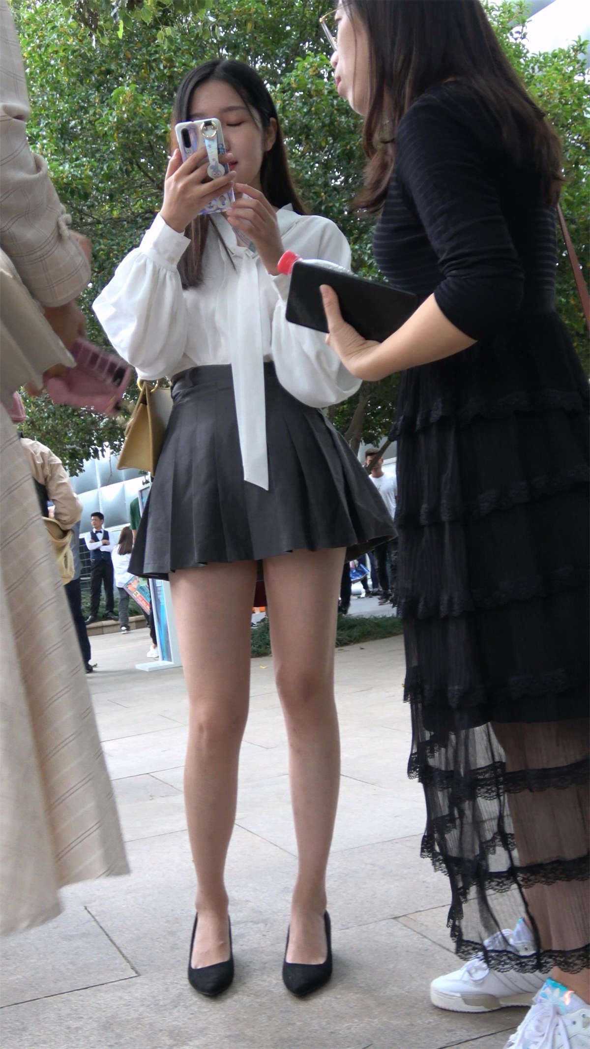 街拍百褶短裙白衬衫青春美少女