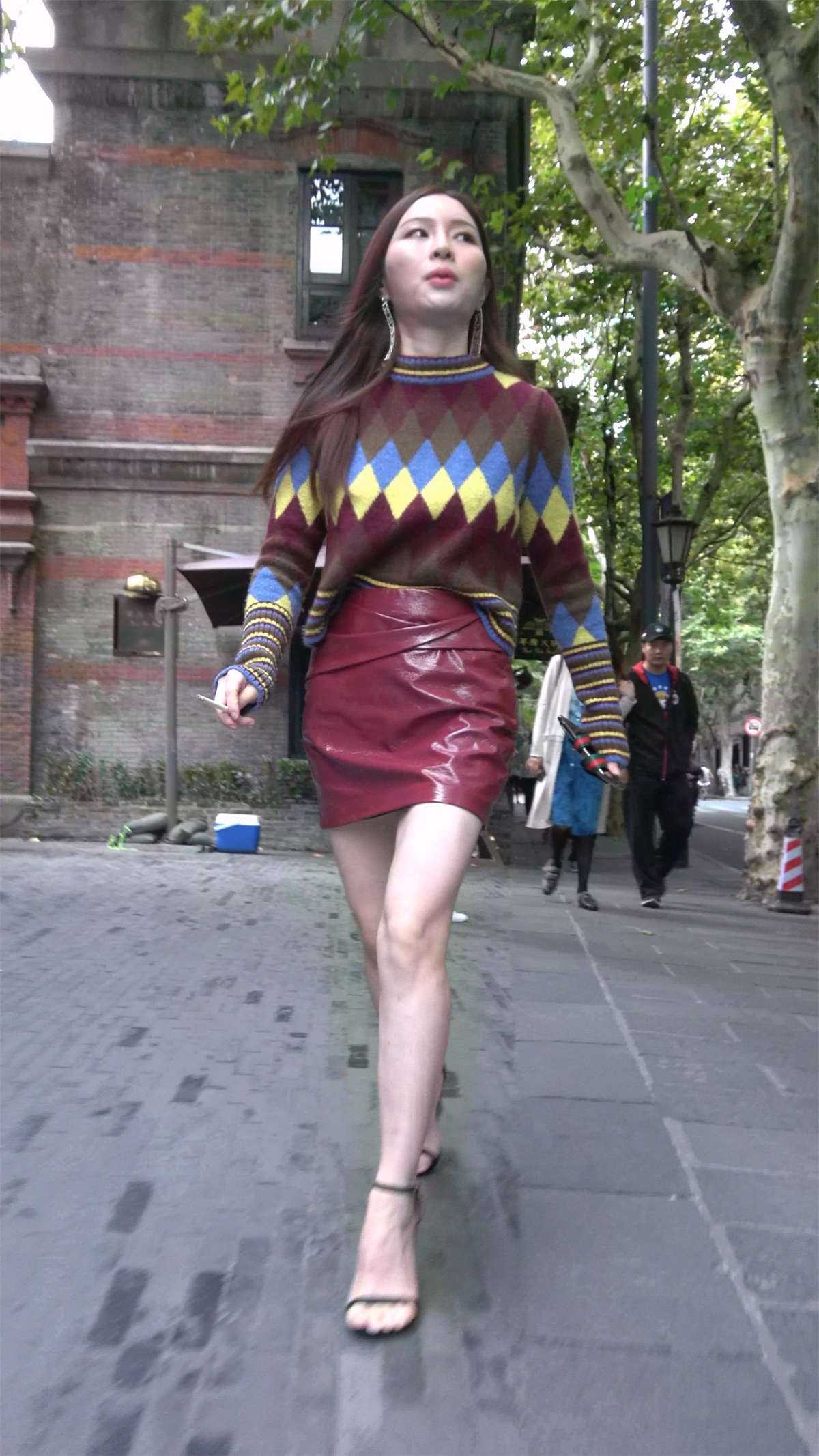 酒红色皮裙性感美腿高跟美女
