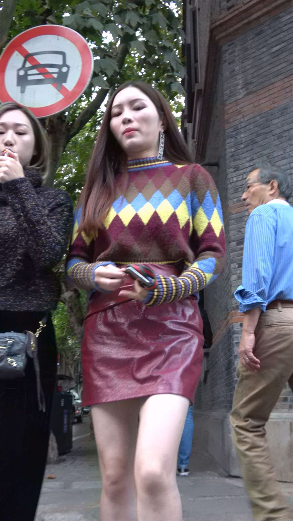 酒红色皮裙性感美腿高跟美女