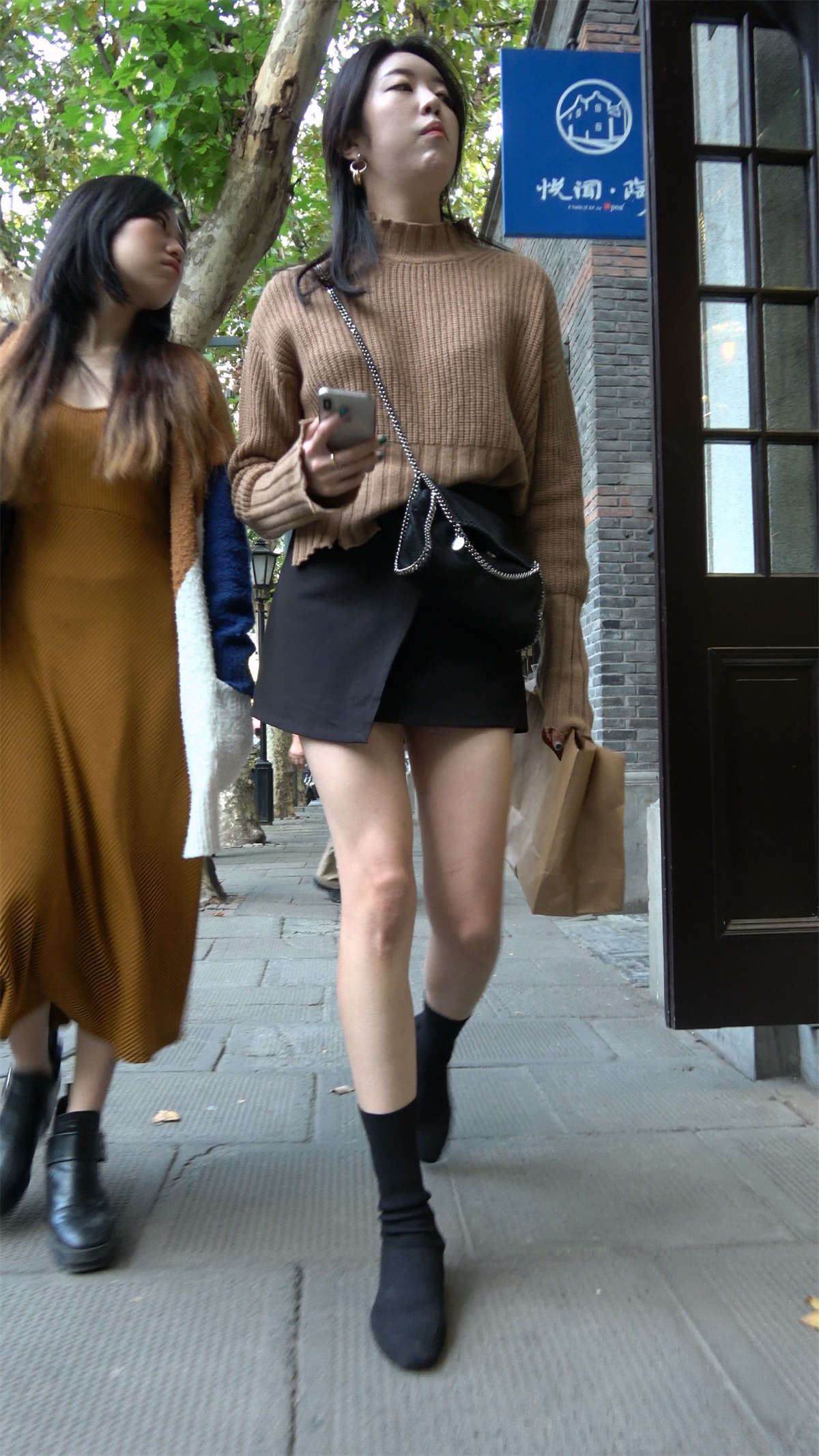 短裙美腿性感美女姐姐