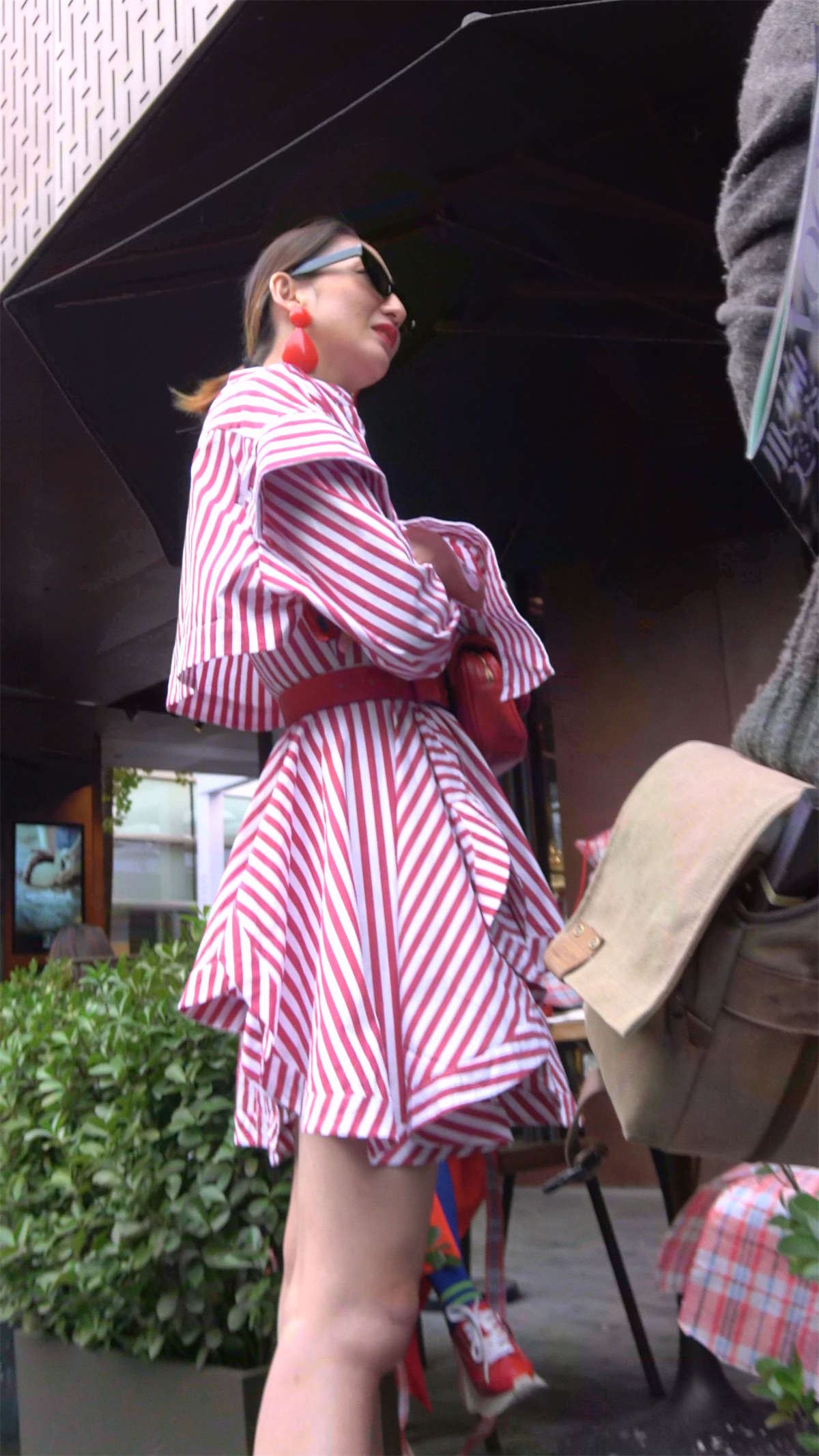 性感条纹裙高跟鞋美女