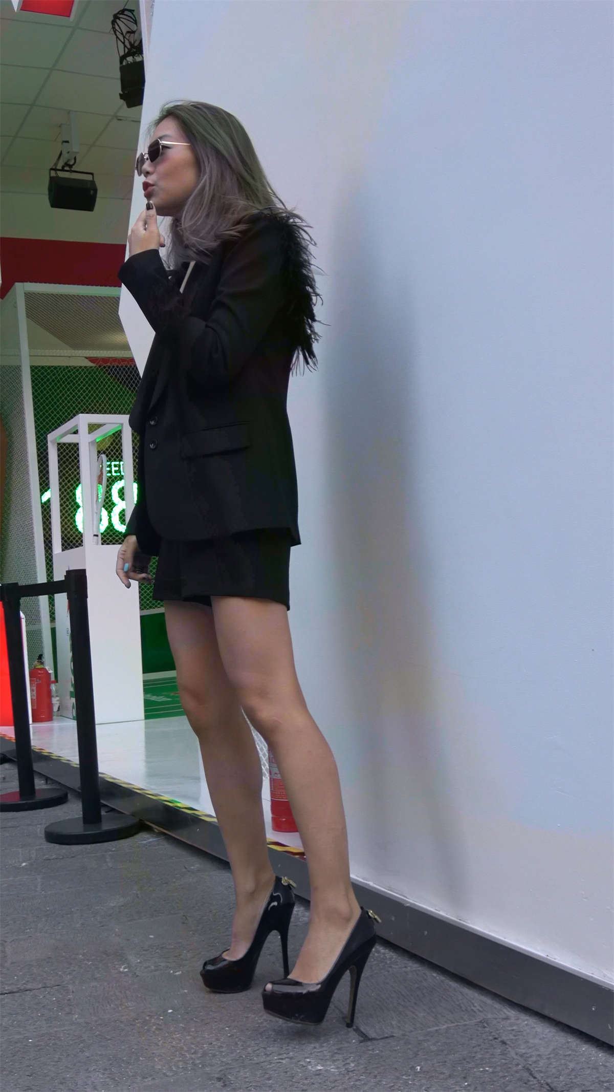 高跟短裙西服美女