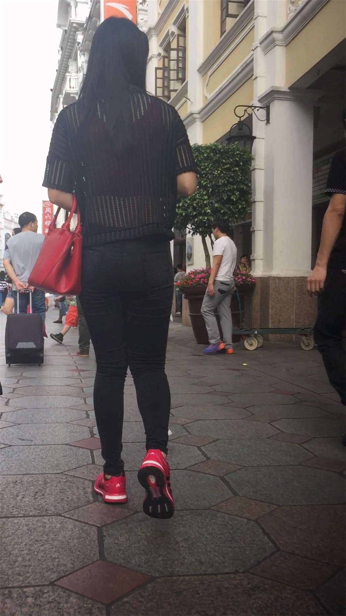 紧身牛仔裤MM上衣半透明若隐若