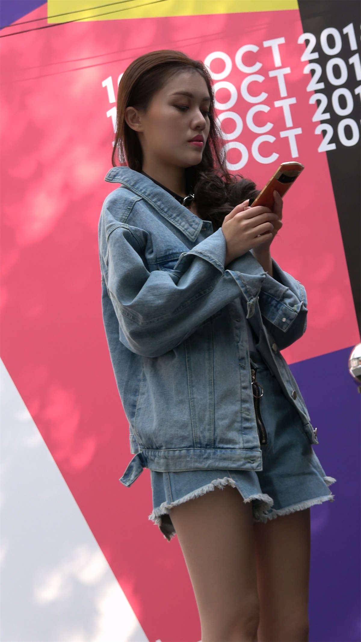 性感白皙美腿牛仔美女