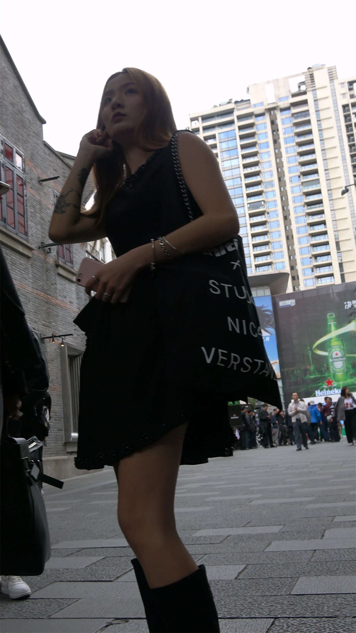黑色连衣裙美女