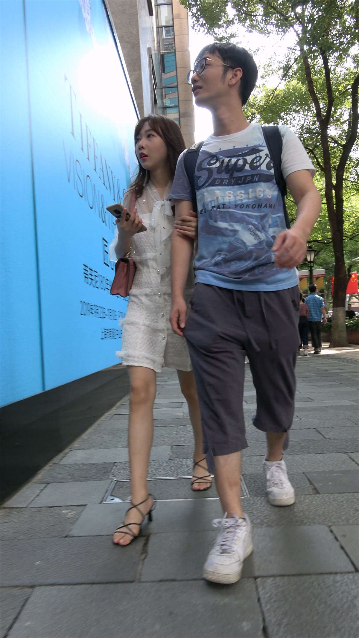 时尚女笑起来真可爱