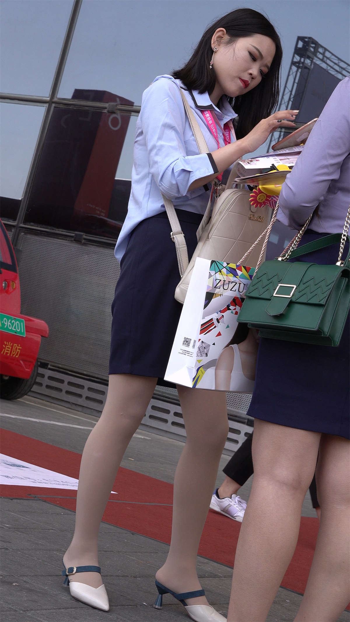 谈业务的肉丝高跟美女业务员
