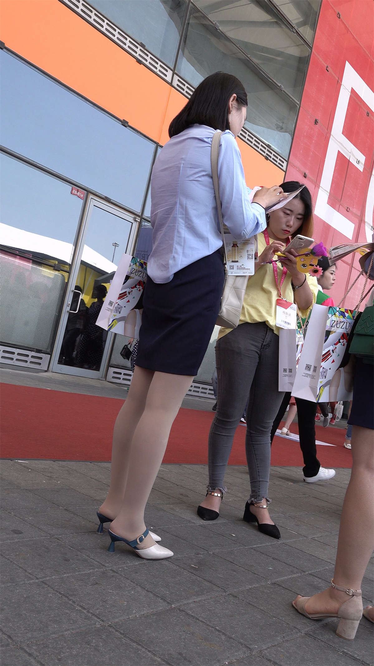 谈业务的肉丝高跟美女业务员