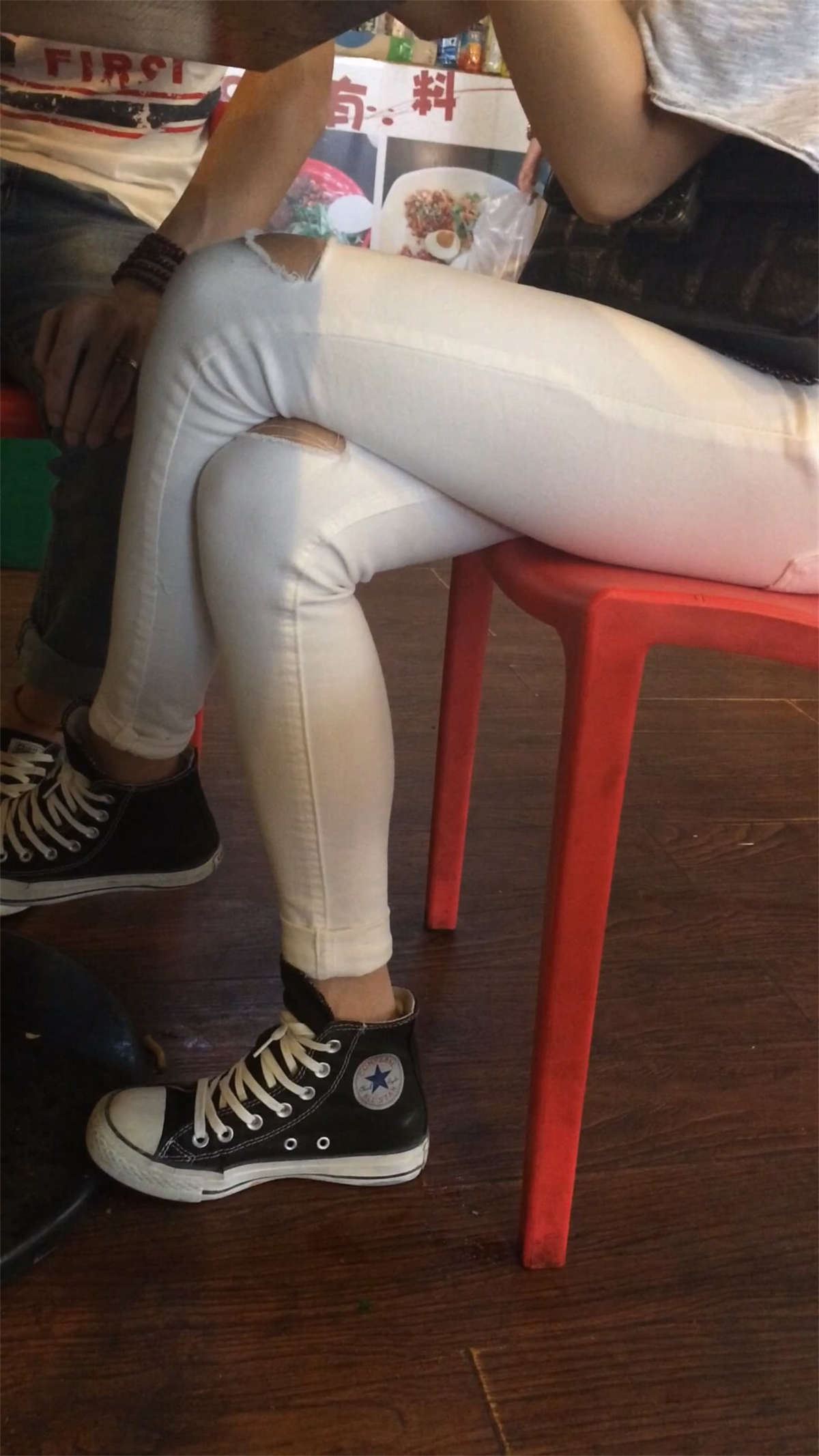 性感的小妹，白色牛仔裤美女