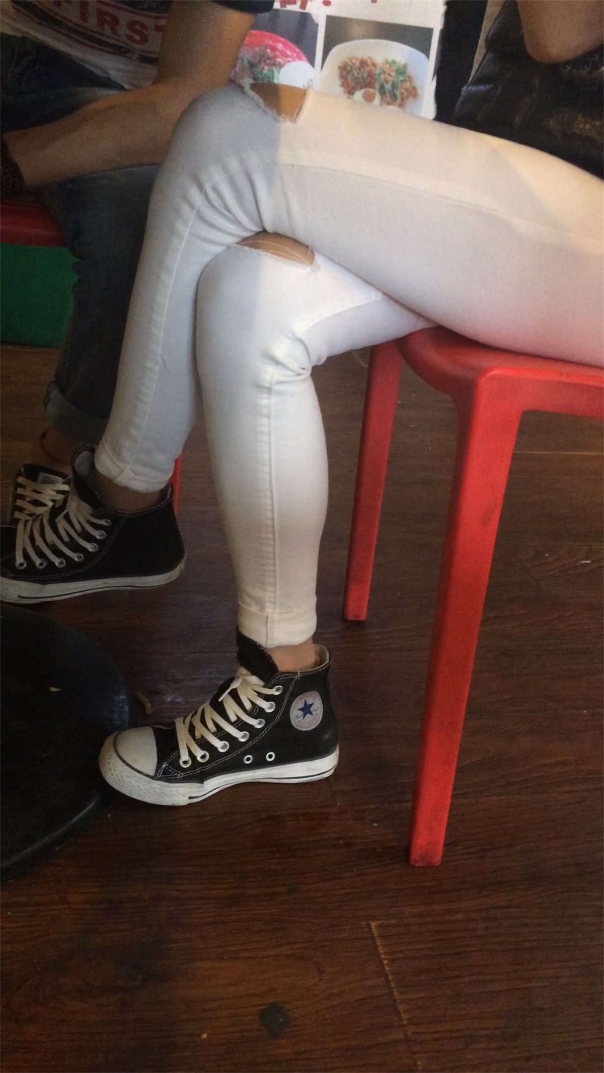 性感的小妹，白色牛仔裤美女