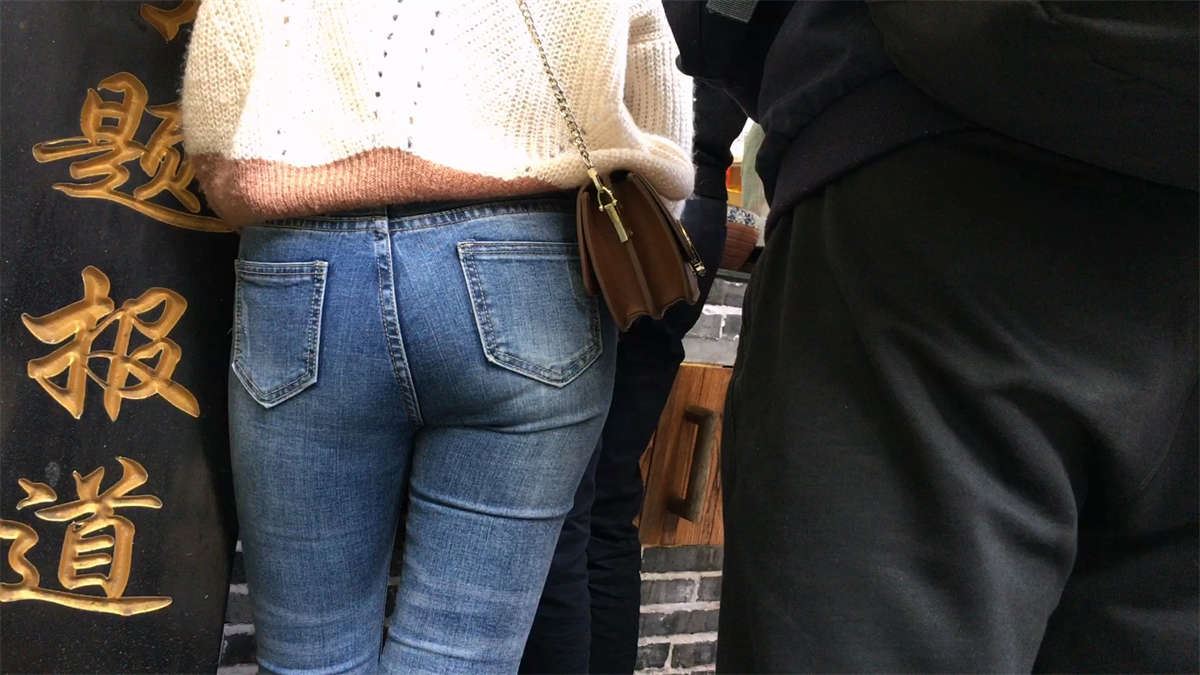 超紧绷蓝色牛仔裤丰腴美臀美女