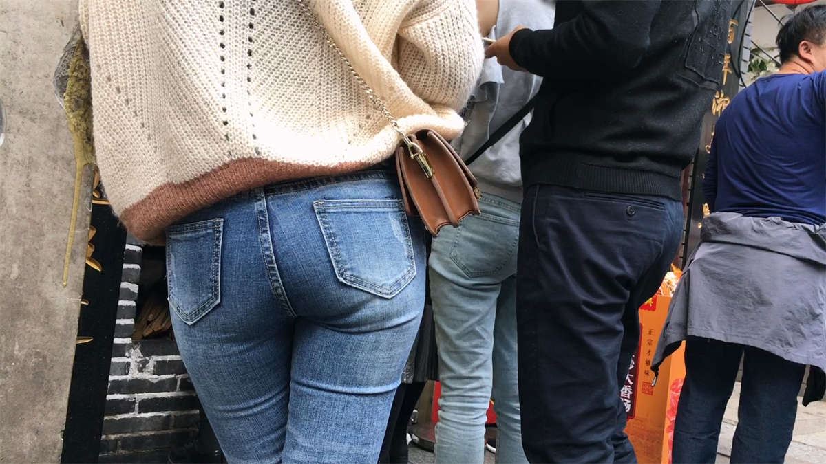 超紧绷蓝色牛仔裤丰腴美臀美女