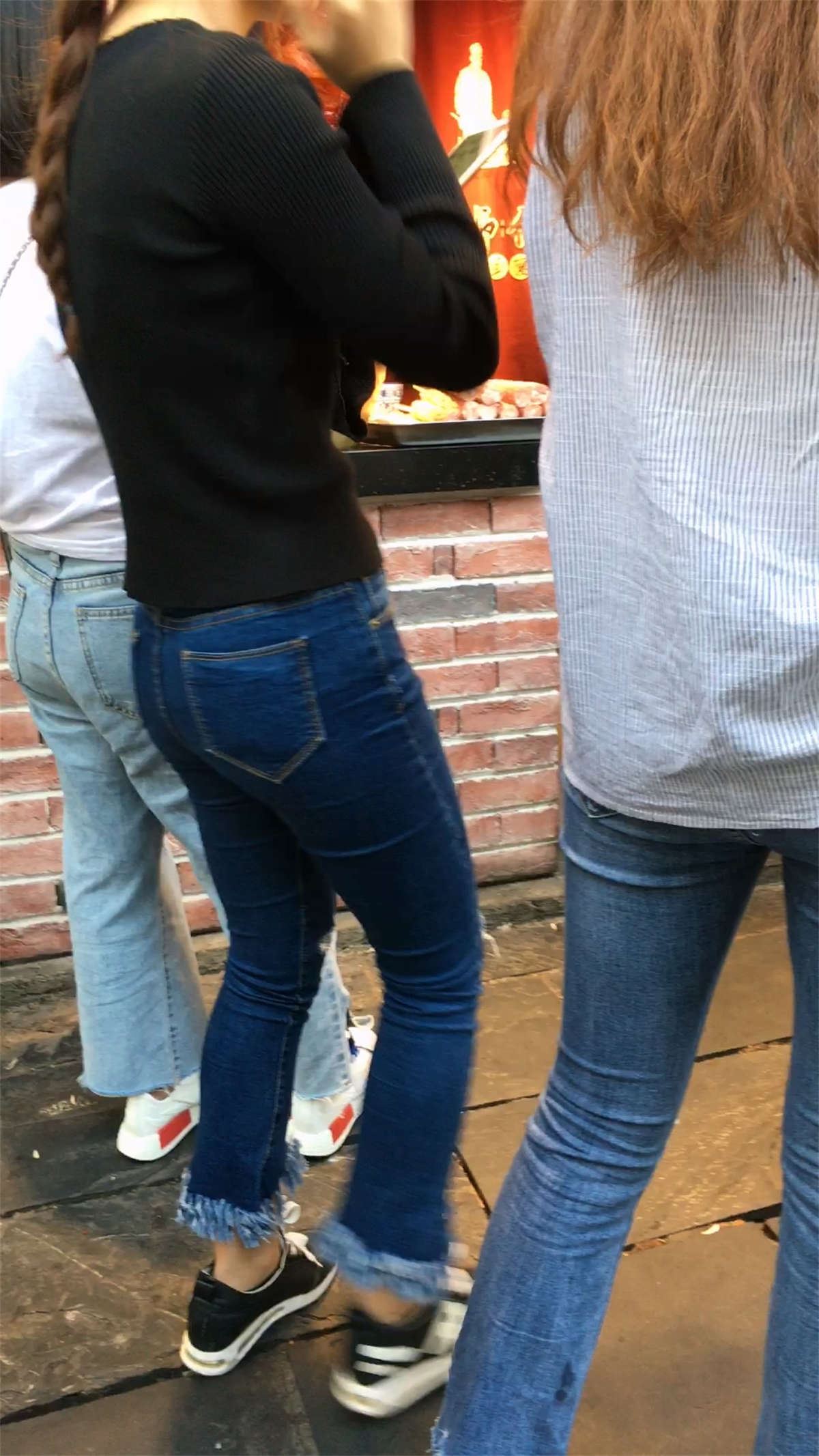 超紧身蓝色牛仔裤黑T恤美女