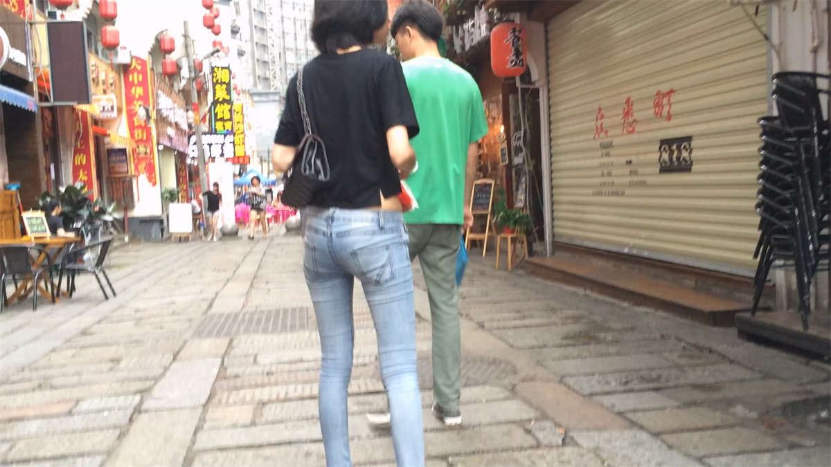 紧绷牛仔裤小美女