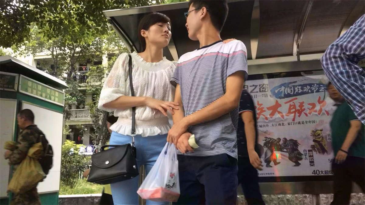 超紧绷美三角美女公交站台等车