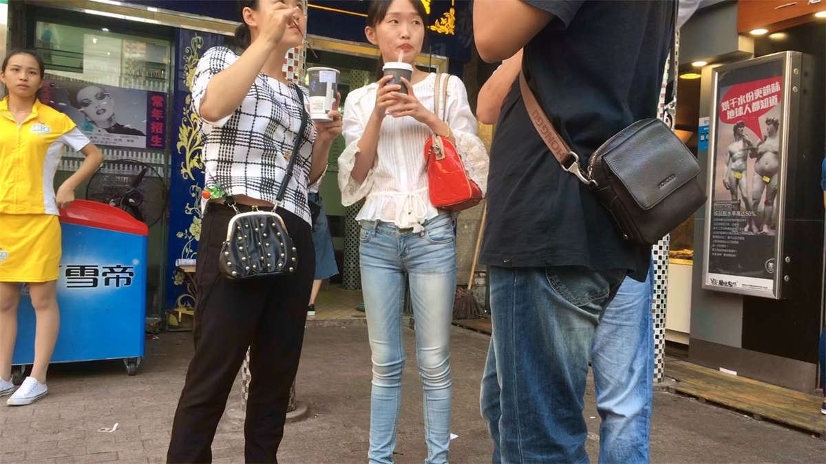 街边的牛仔小妹紧绷宽臀