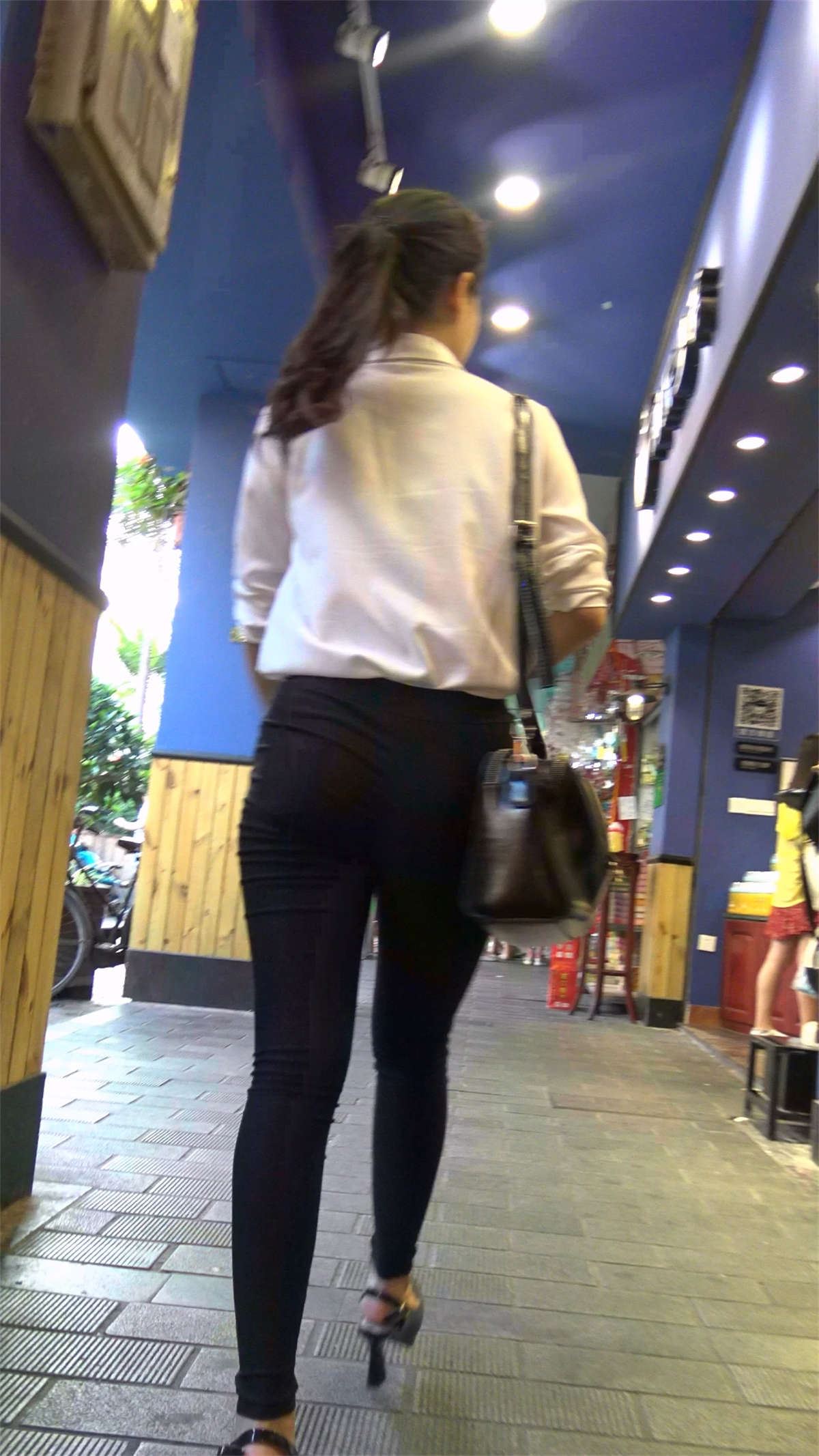 黑色紧身铅笔裤马尾辫姑娘