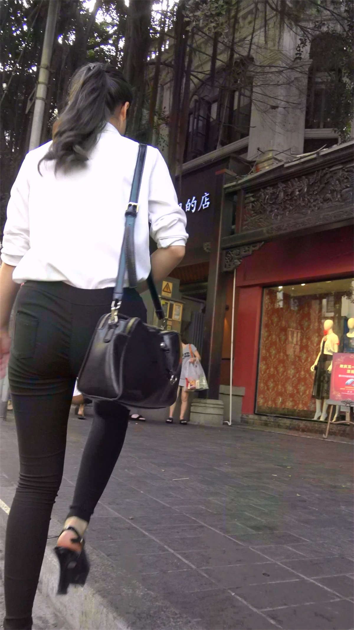 黑色紧身铅笔裤马尾辫姑娘
