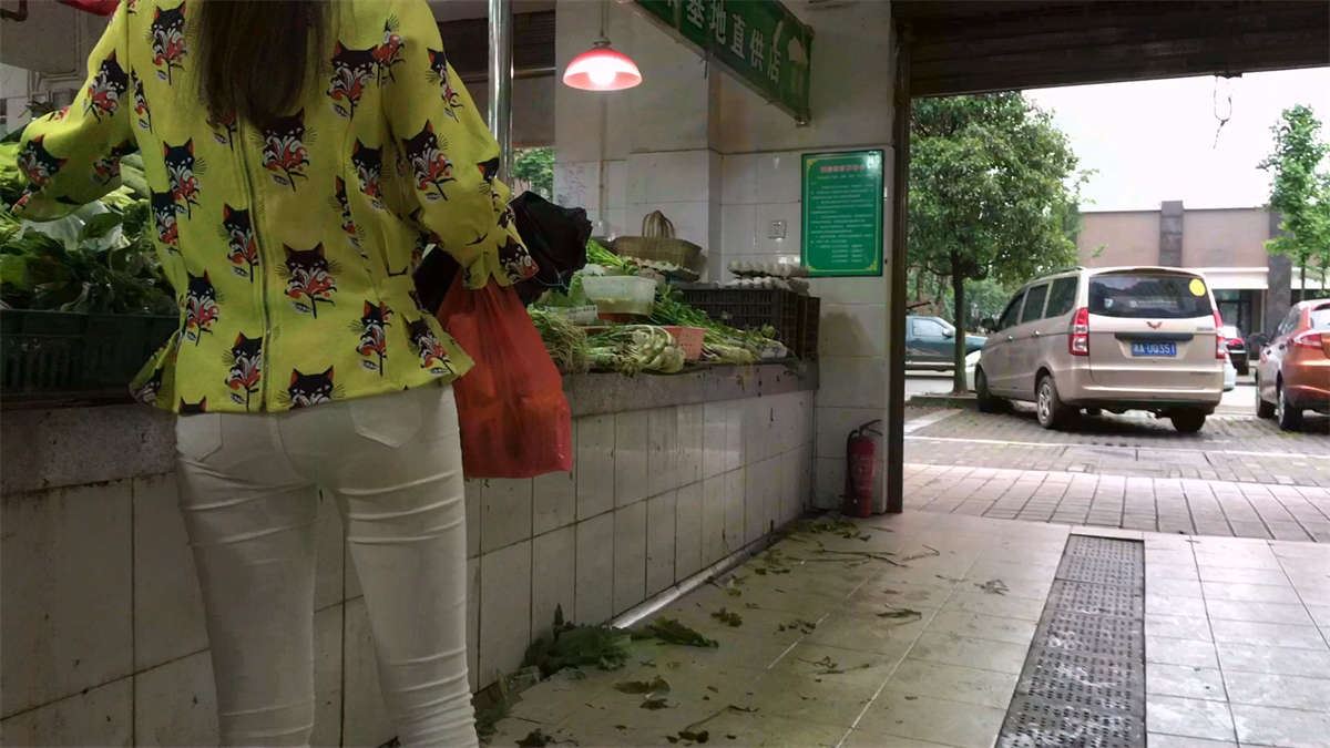 白裤少妇菜市场买菜