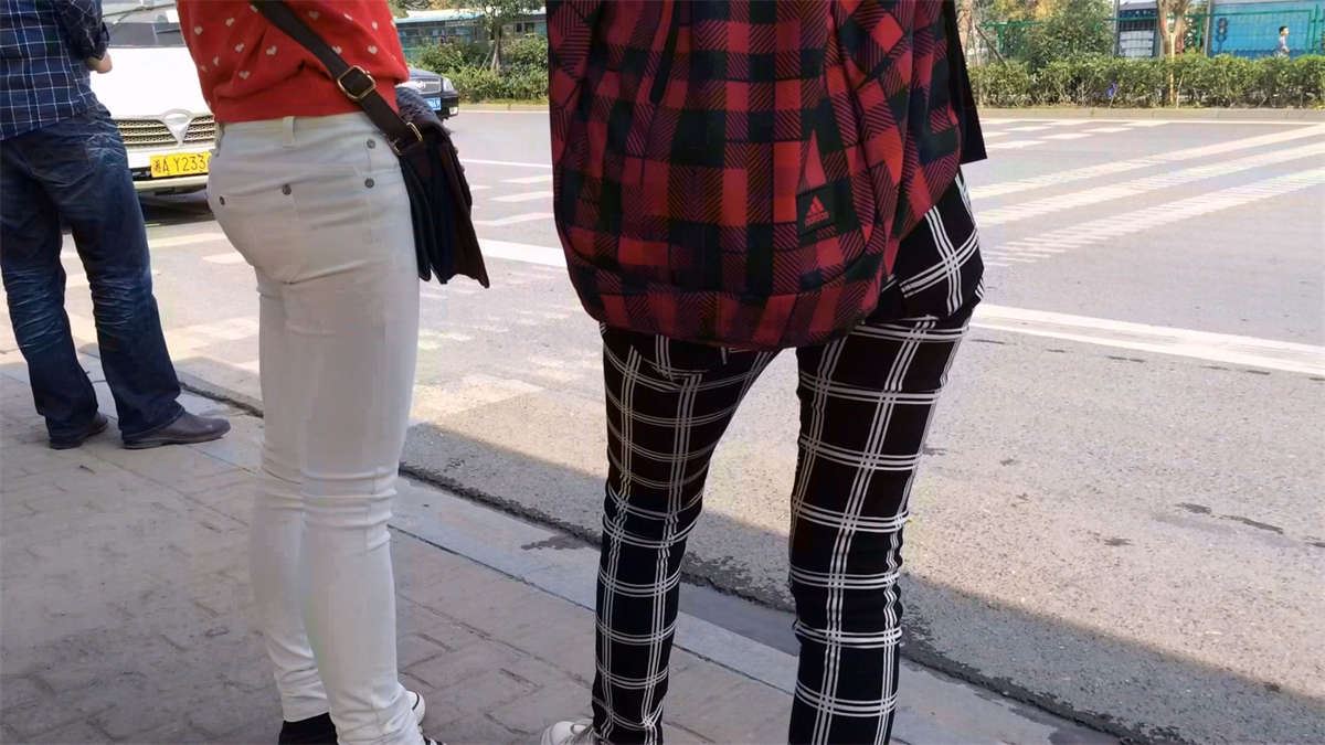 格子宽臀MM等车，旁边闺蜜的屁屁也很翘