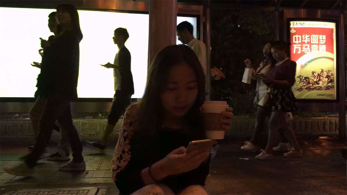 圆臀等车小妹美腿惹人爱