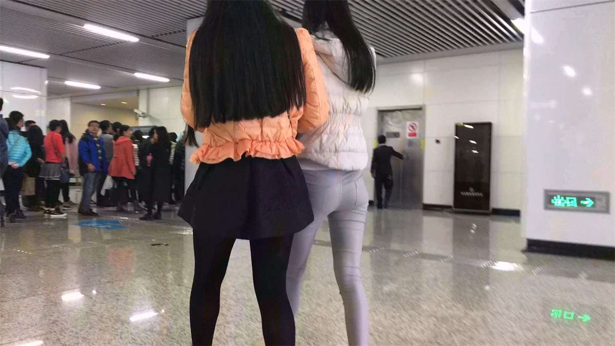 紧致圆臀学生妹