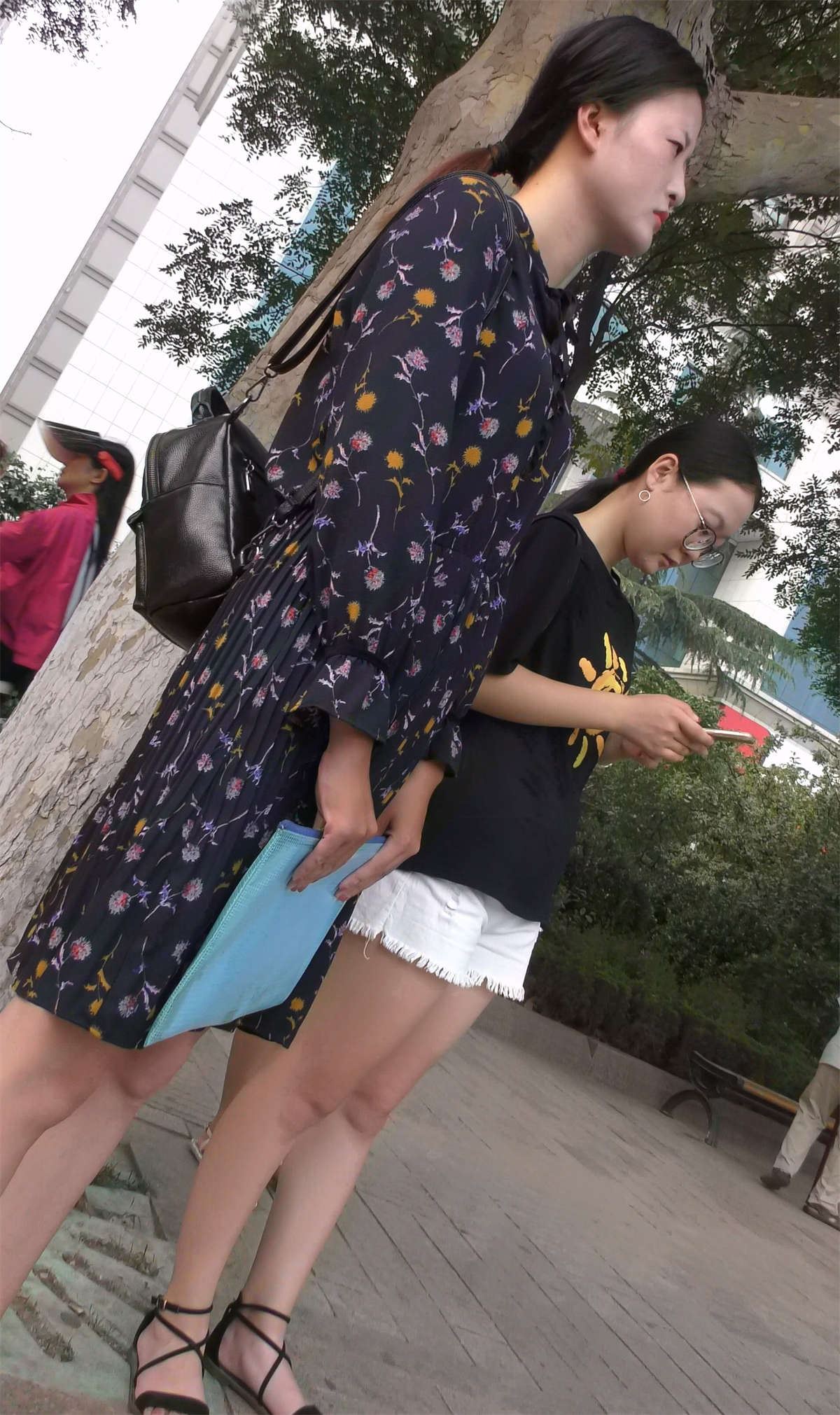 等公交的碎花连衣裙美女