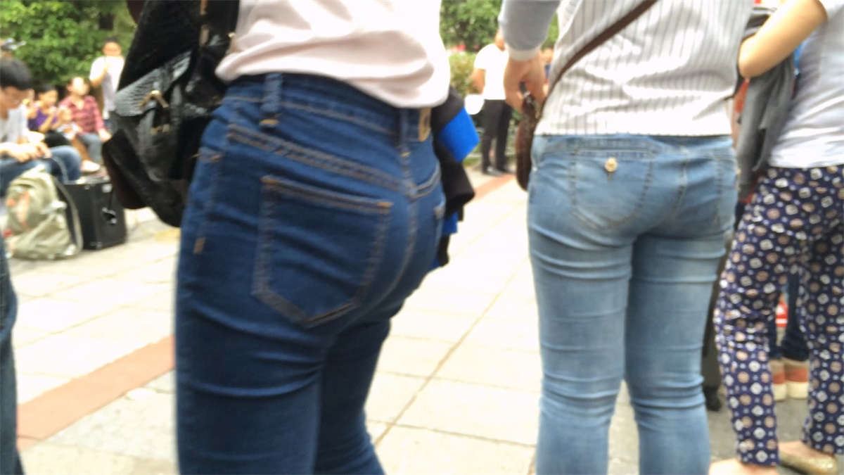 圆臀蓝色紧身牛仔裤美眉超紧绷