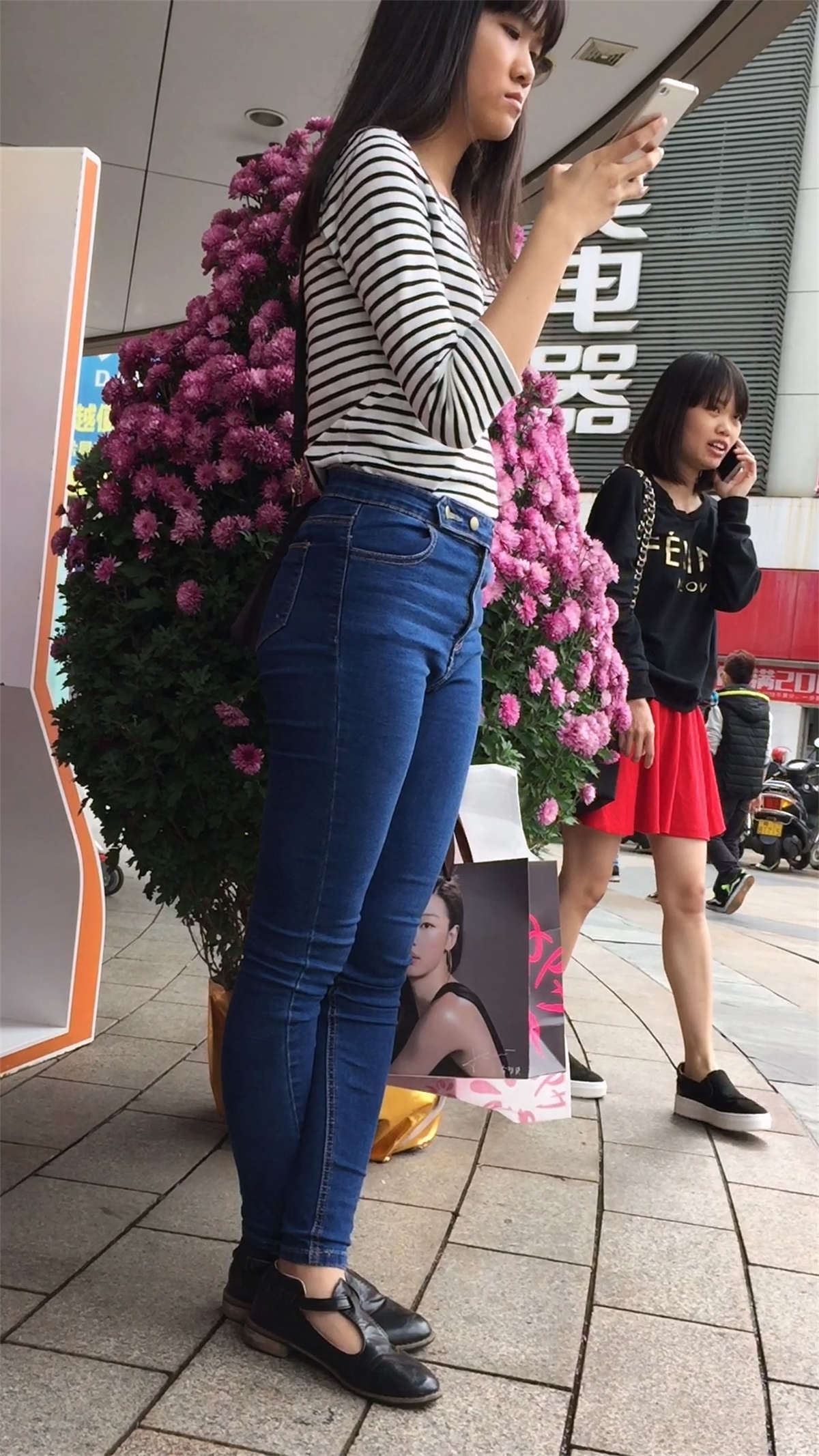 苗条身材紧身蓝色牛仔裤MM