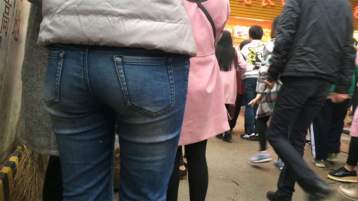 美女的圆臀紧身牛仔裤