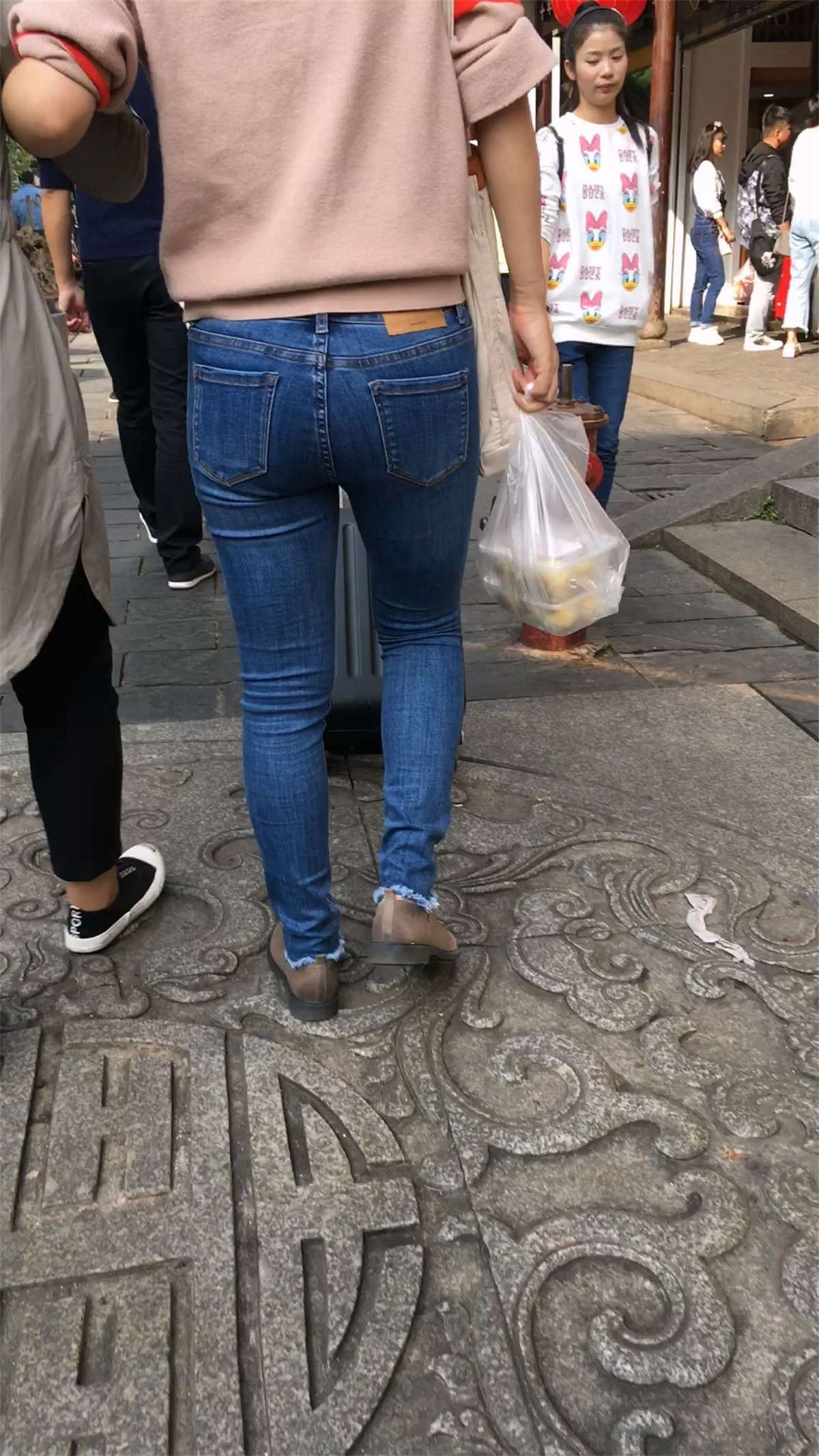 丰臀紧身蓝色牛仔裤美眉
