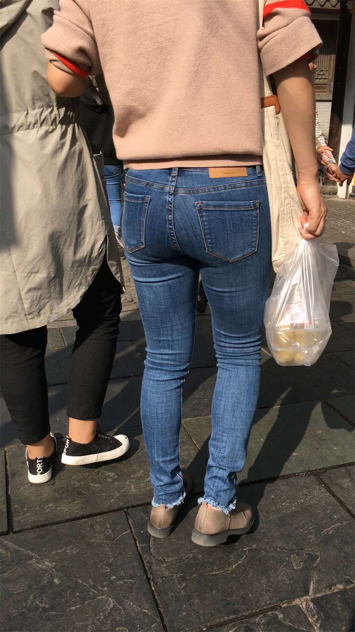 丰臀紧身蓝色牛仔裤美眉