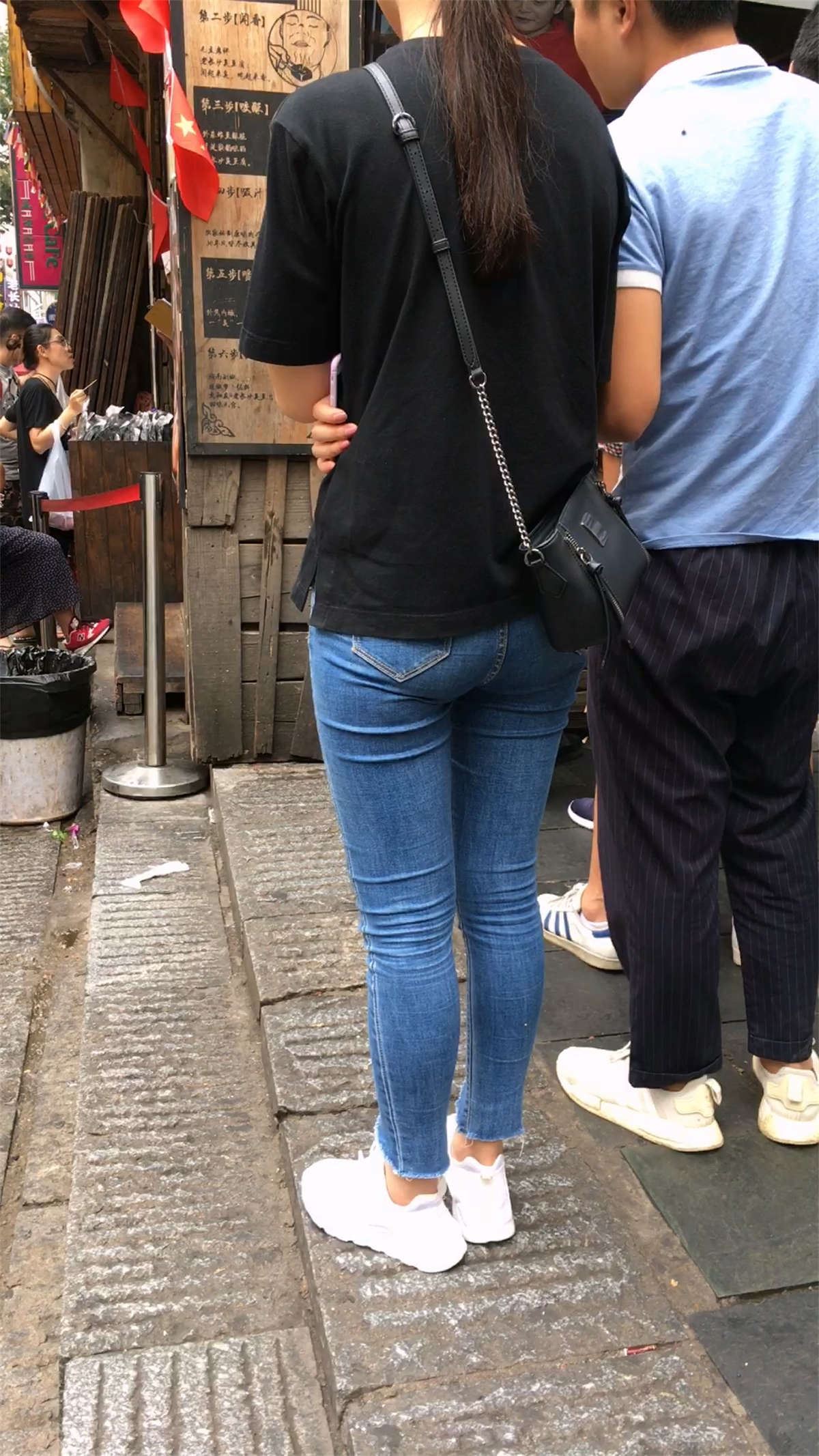 圆臀蓝色牛仔裤黑T恤学妹
