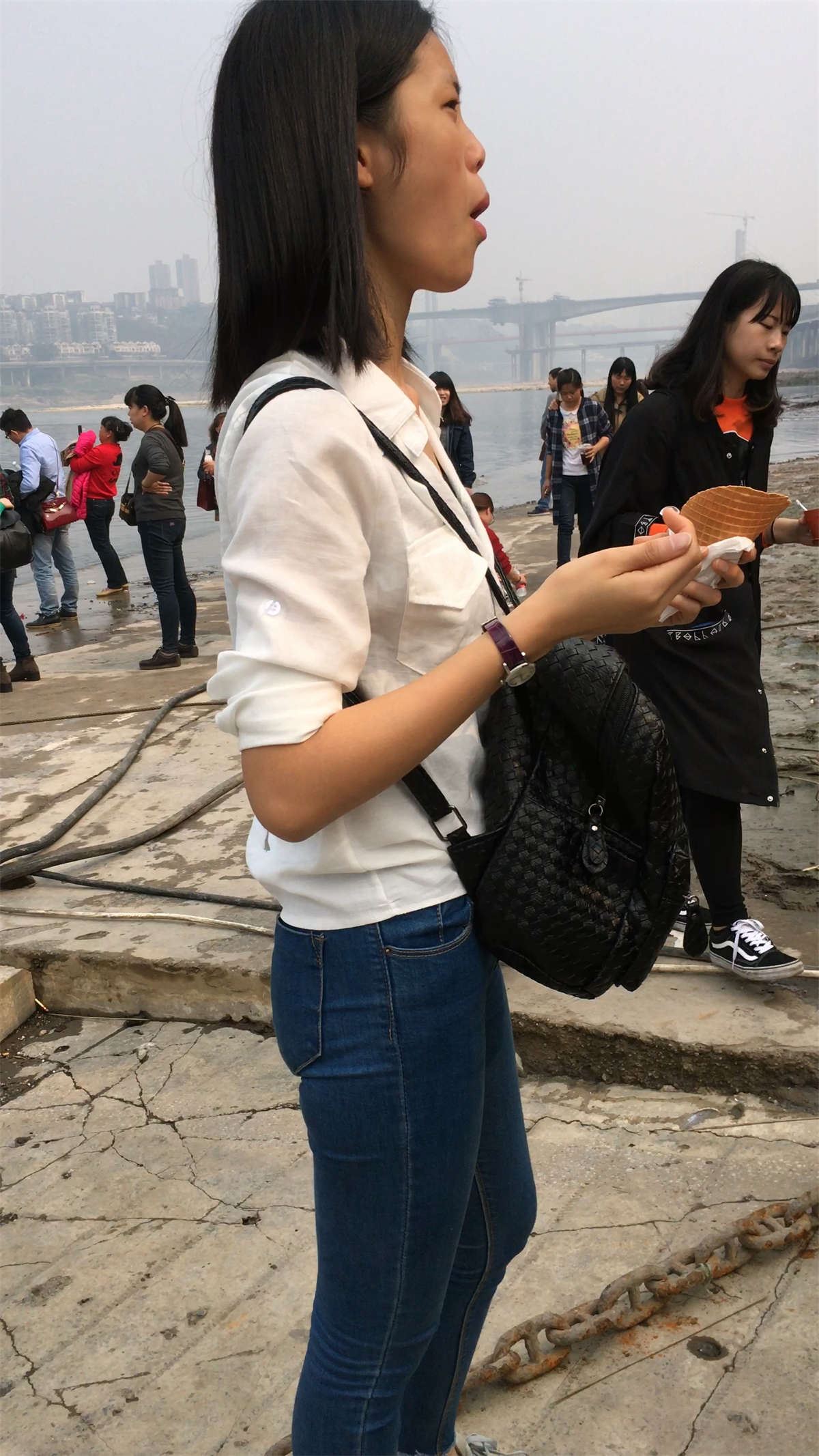 白T恤紧身牛仔裤娇小身材美女