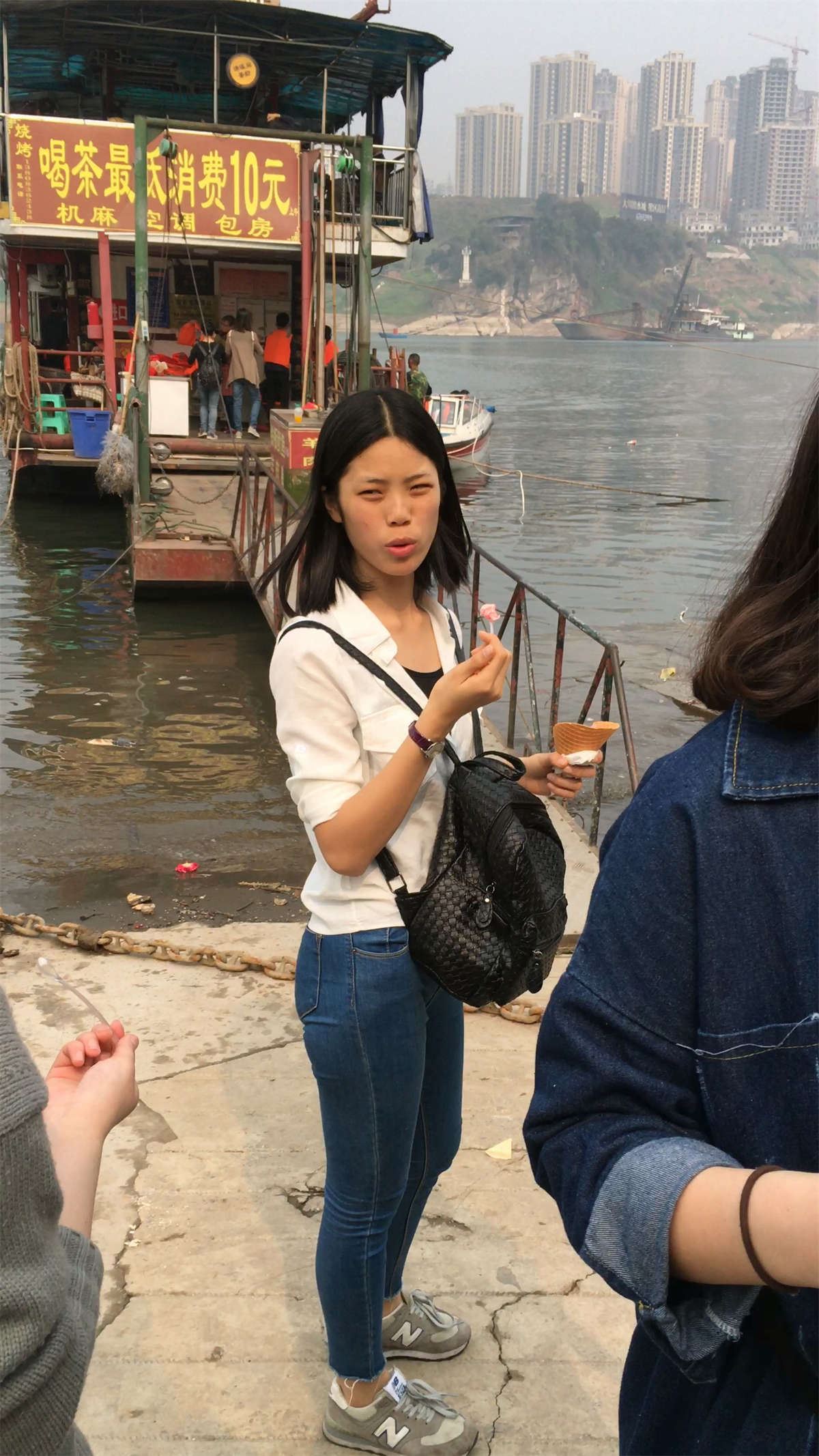 白T恤紧身牛仔裤娇小身材美女