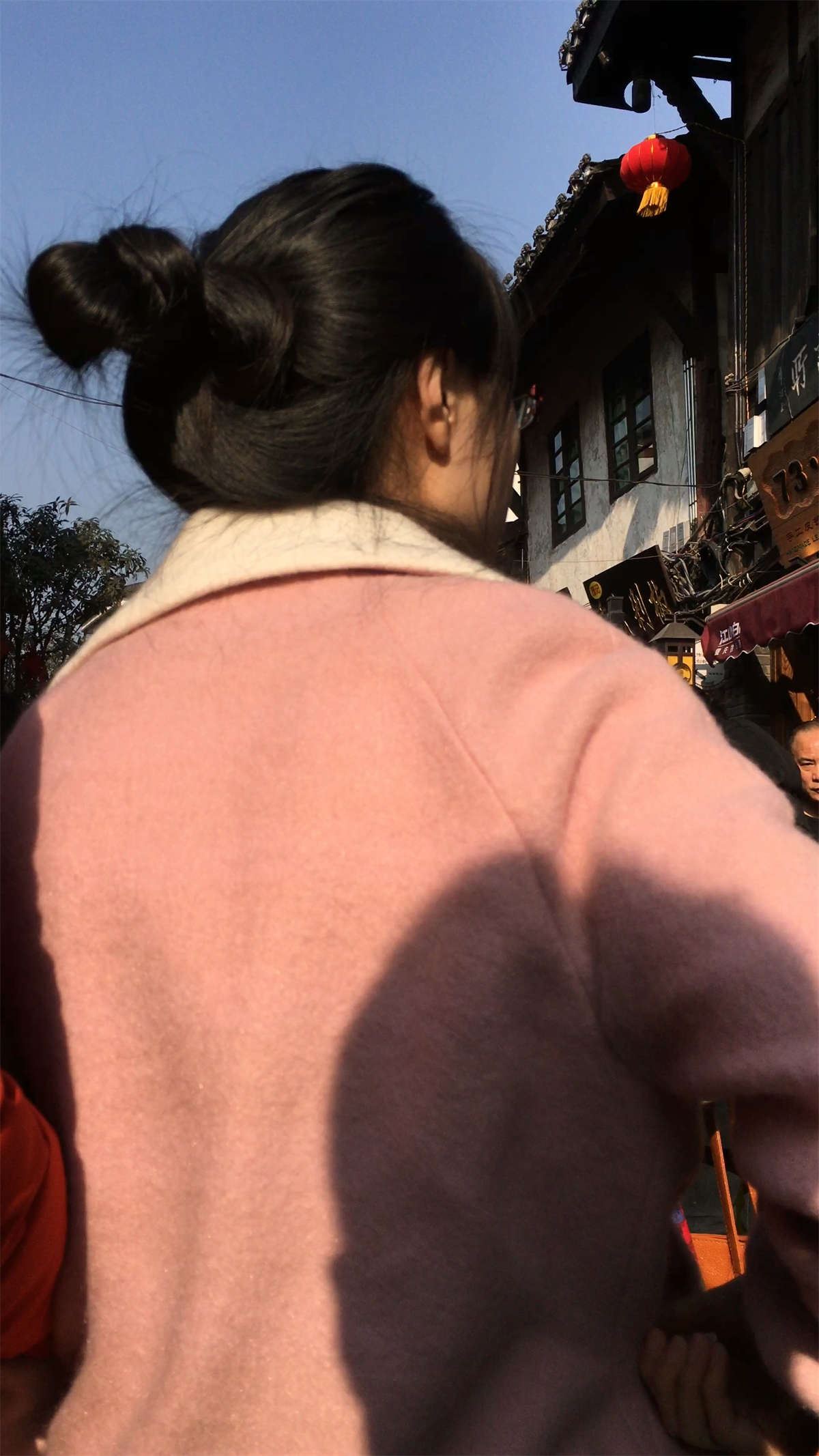 紧身蓝色牛仔裤美眉