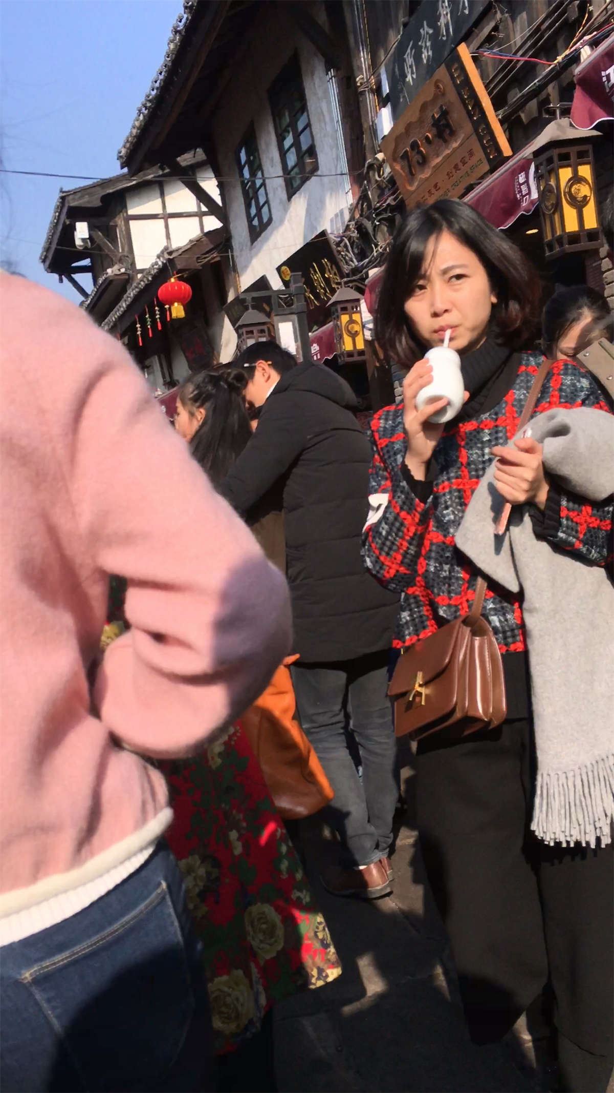 紧身蓝色牛仔裤美眉