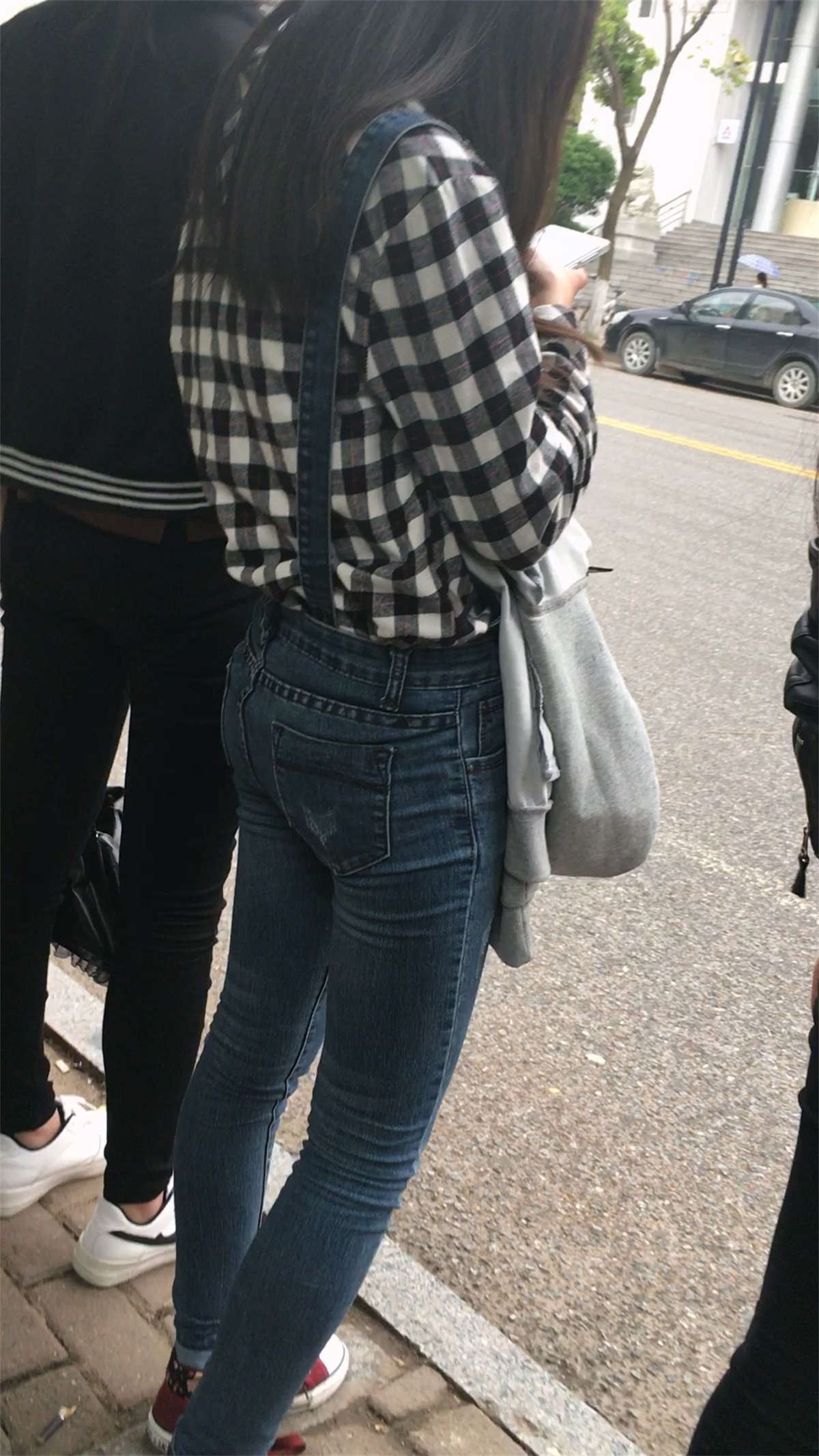 格子衫吊带紧身牛仔裤美女
