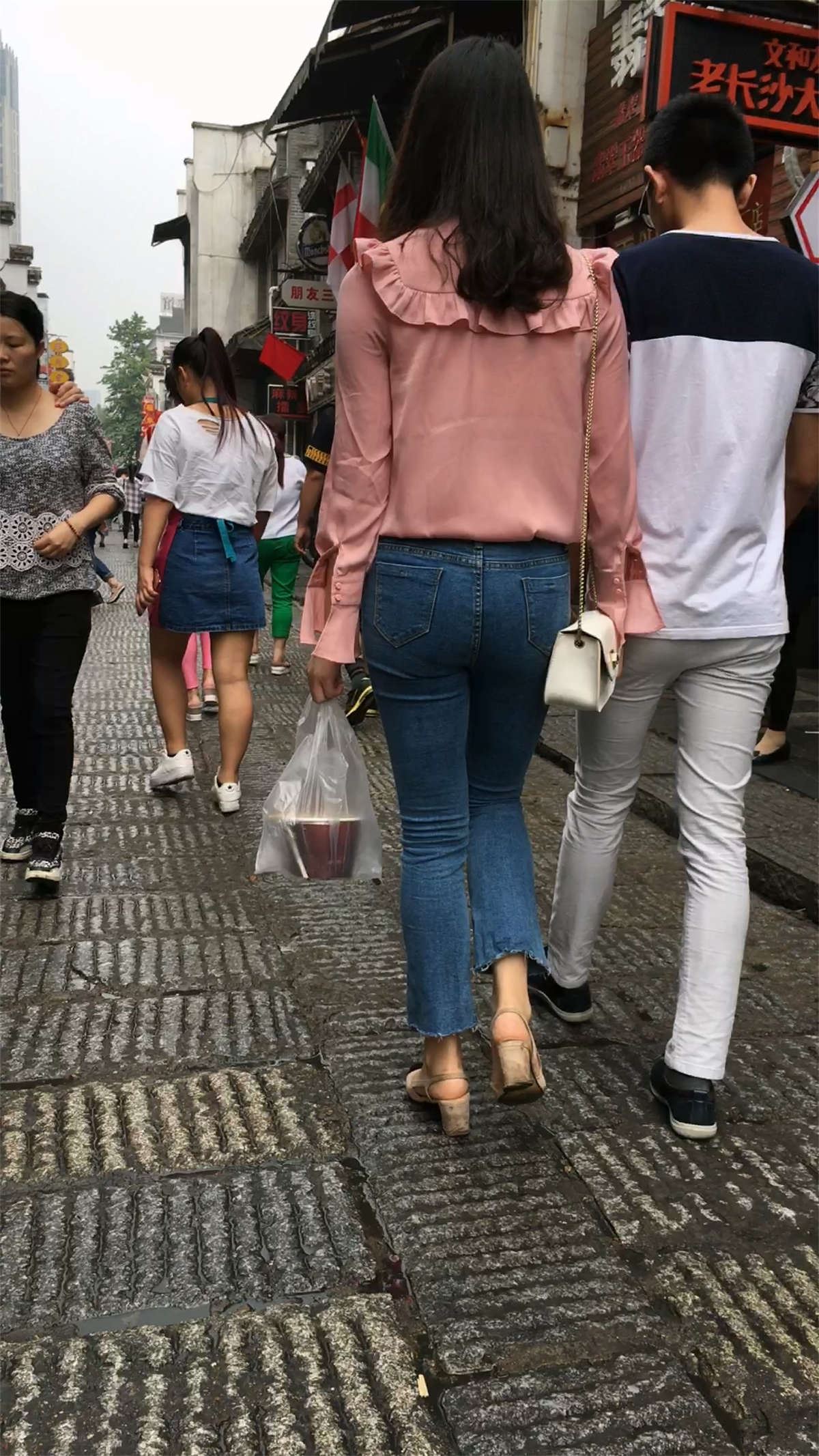 紧身蓝色牛仔裤美臀美女