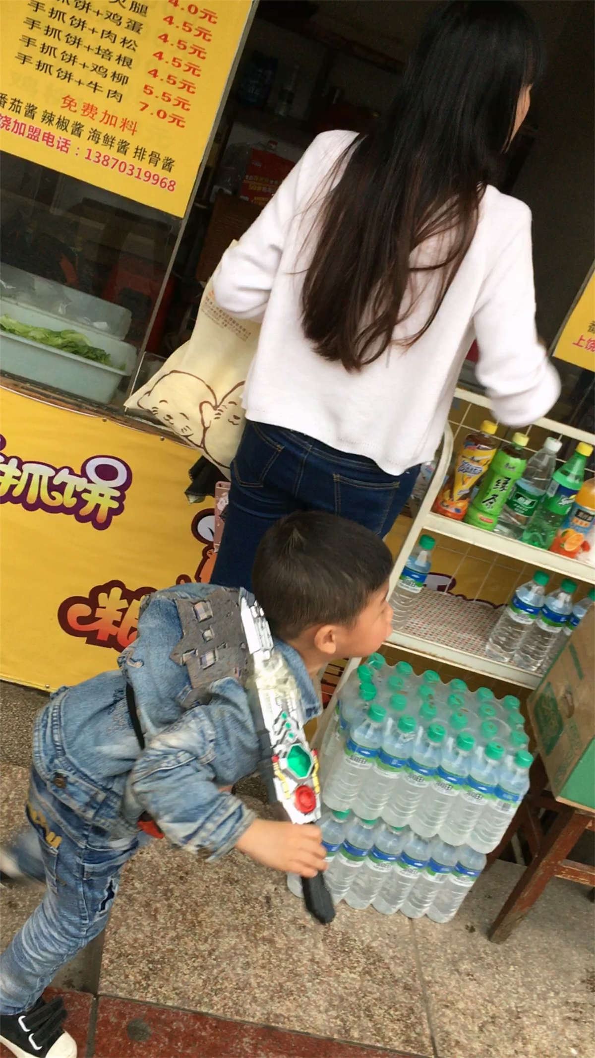 牛仔热裤娇小身材小美女