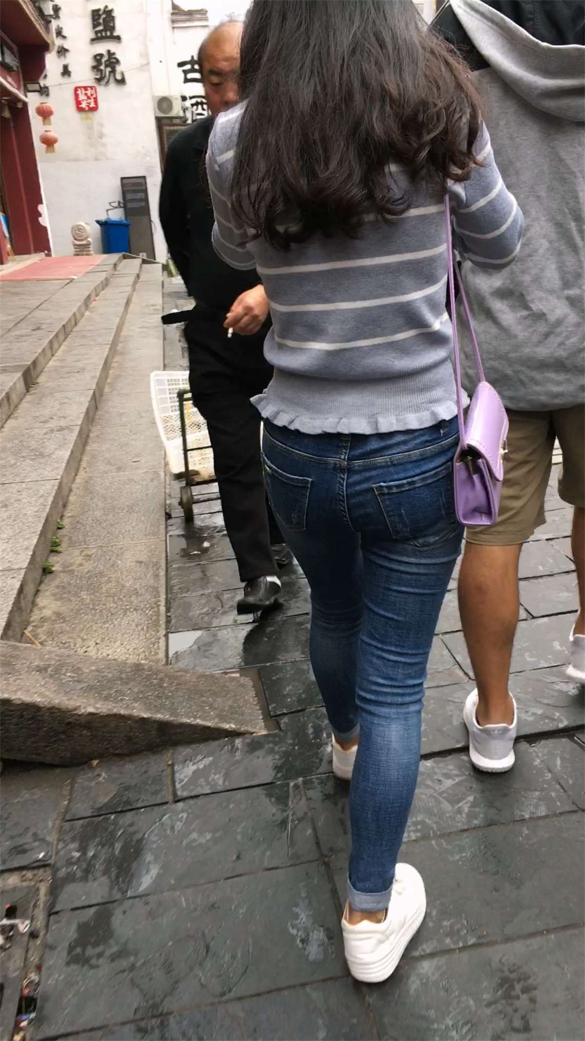 紧身牛仔裤美女