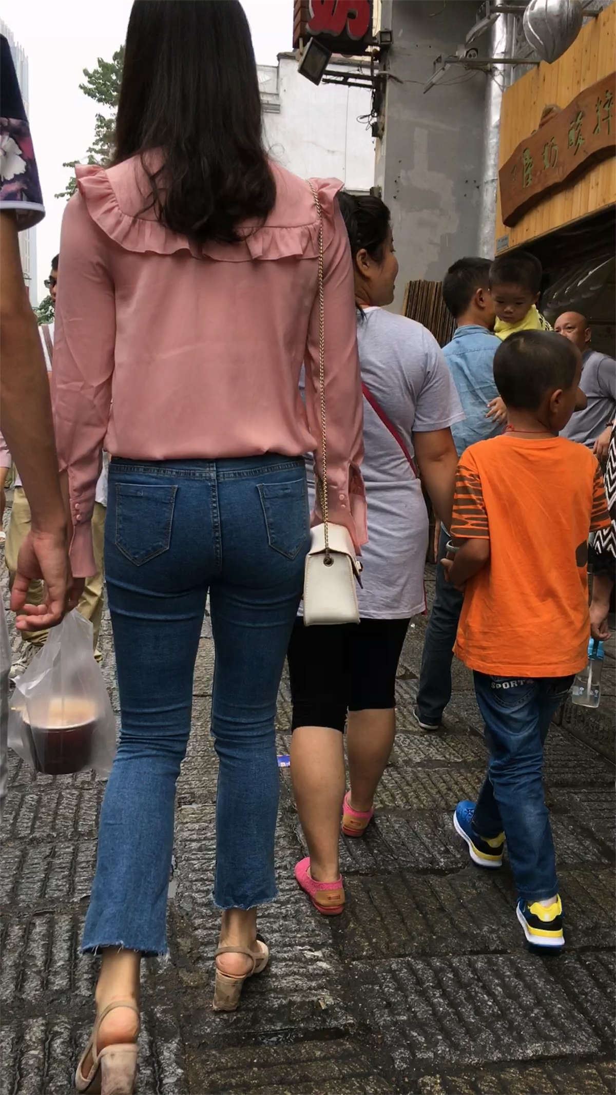 紧身蓝色牛仔裤美臀美女