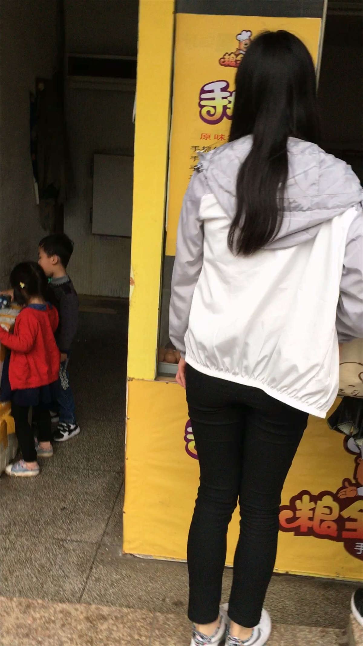 牛仔热裤娇小身材小美女