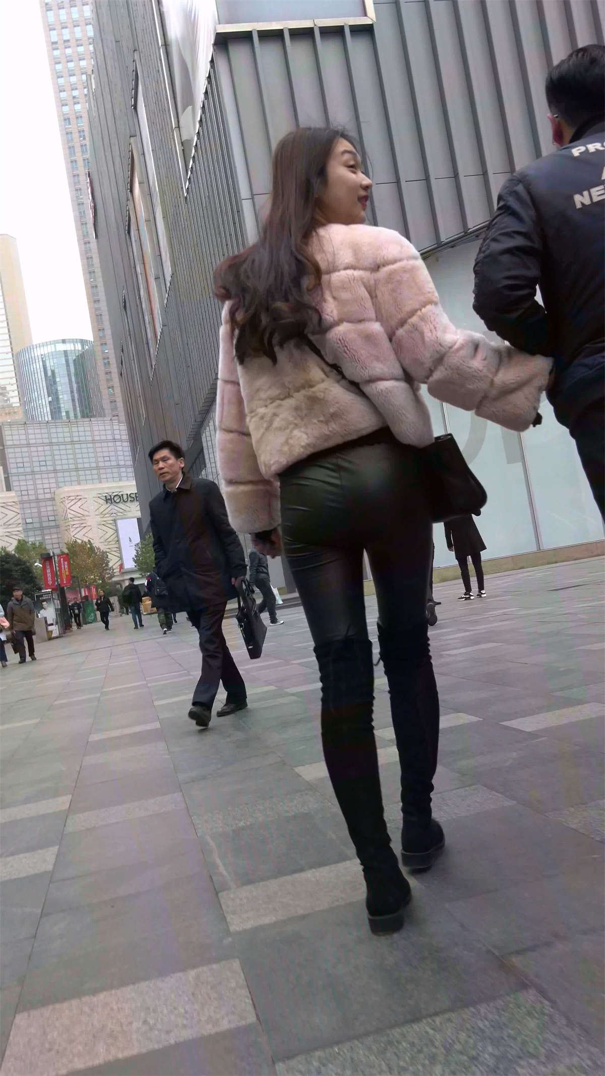 黑色皮裤美眉