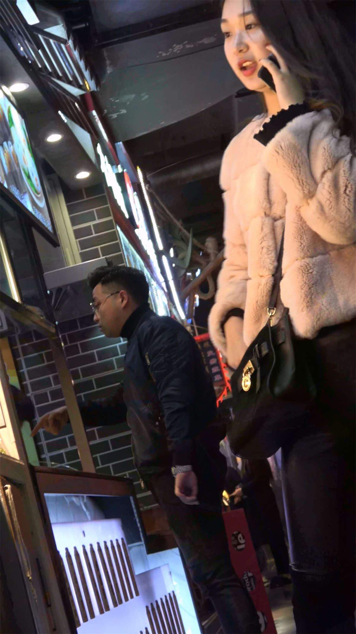 黑色皮裤美眉