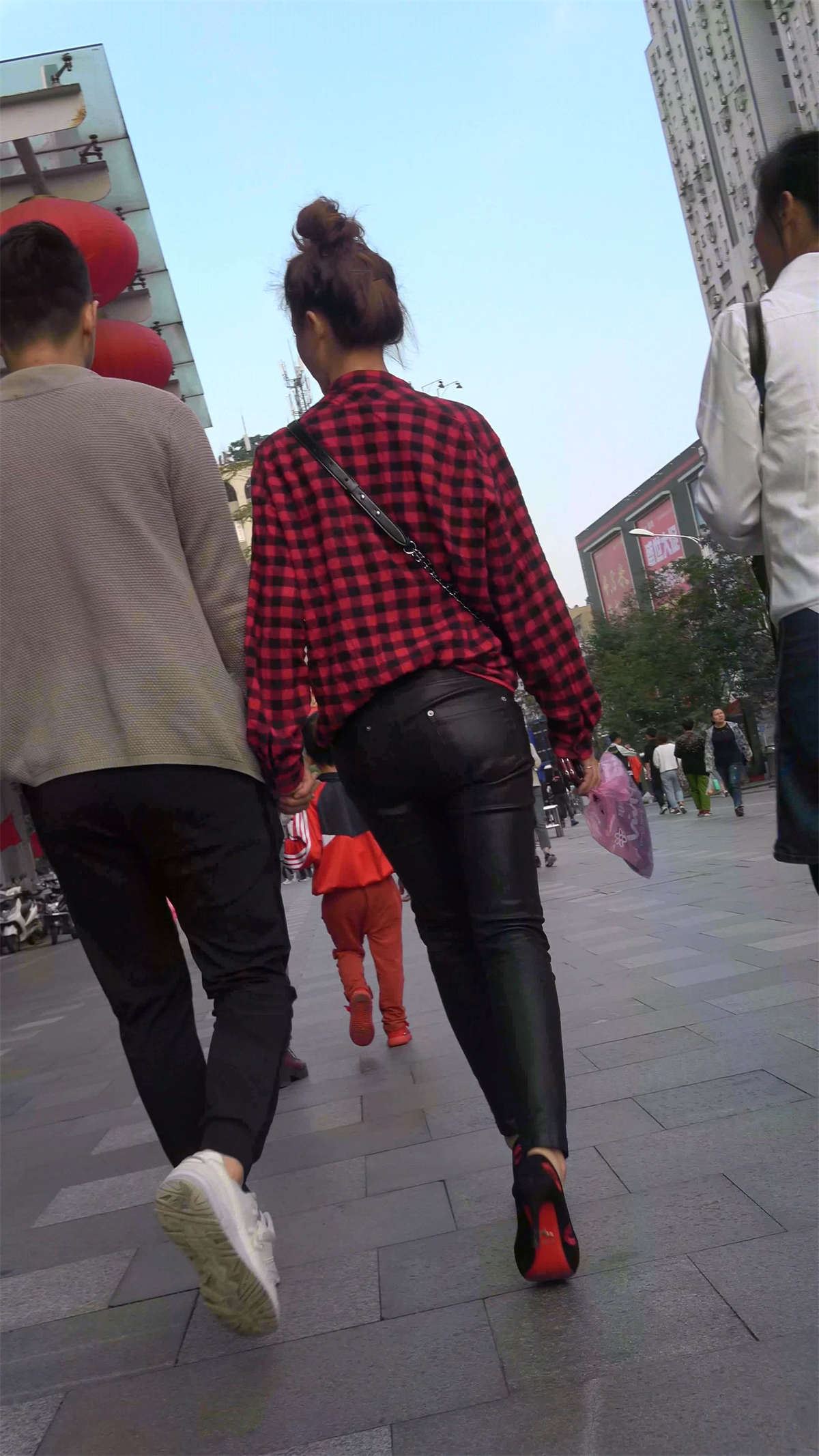 黑色皮裤美女