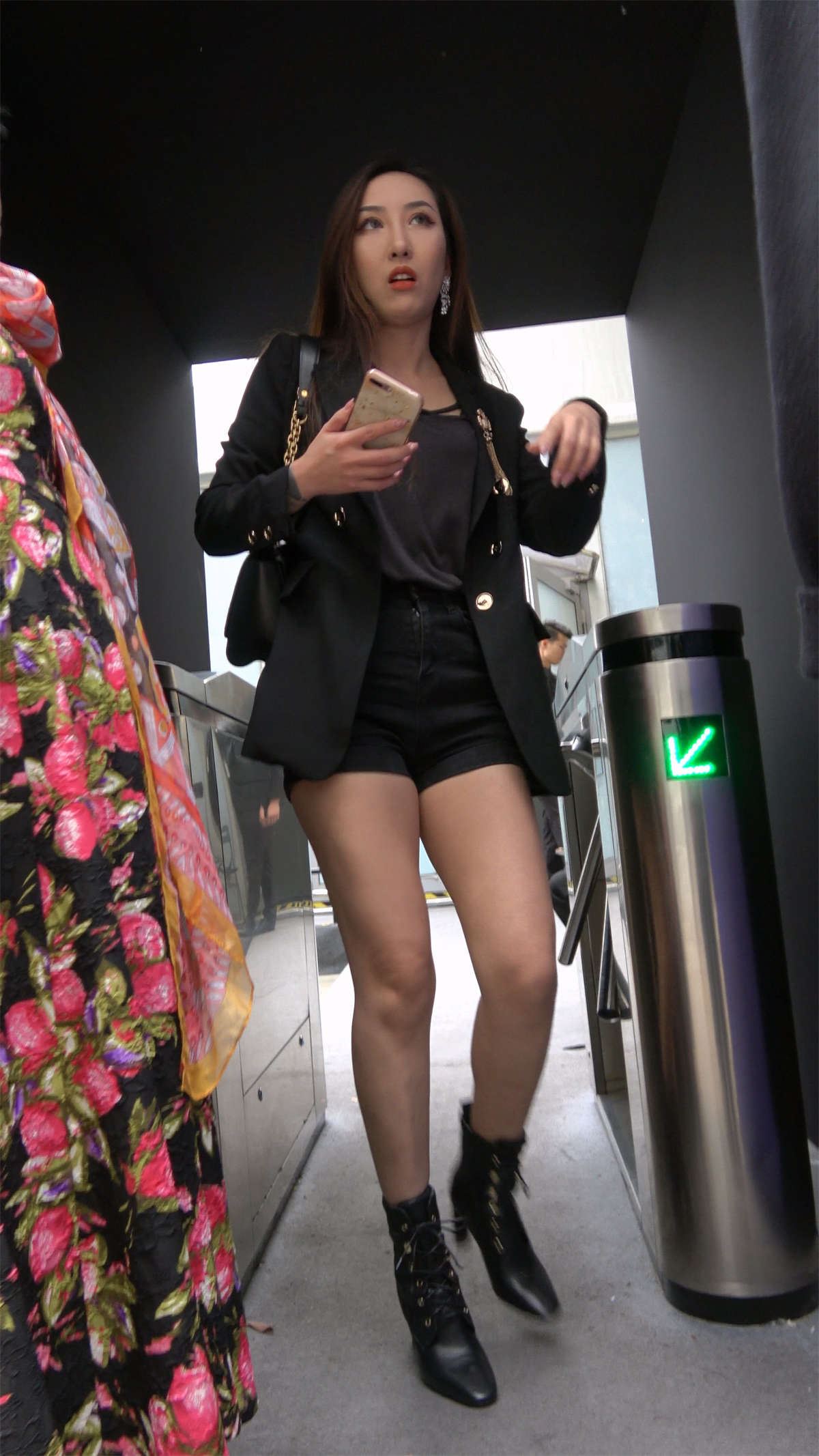 街拍美腿美女姐姐