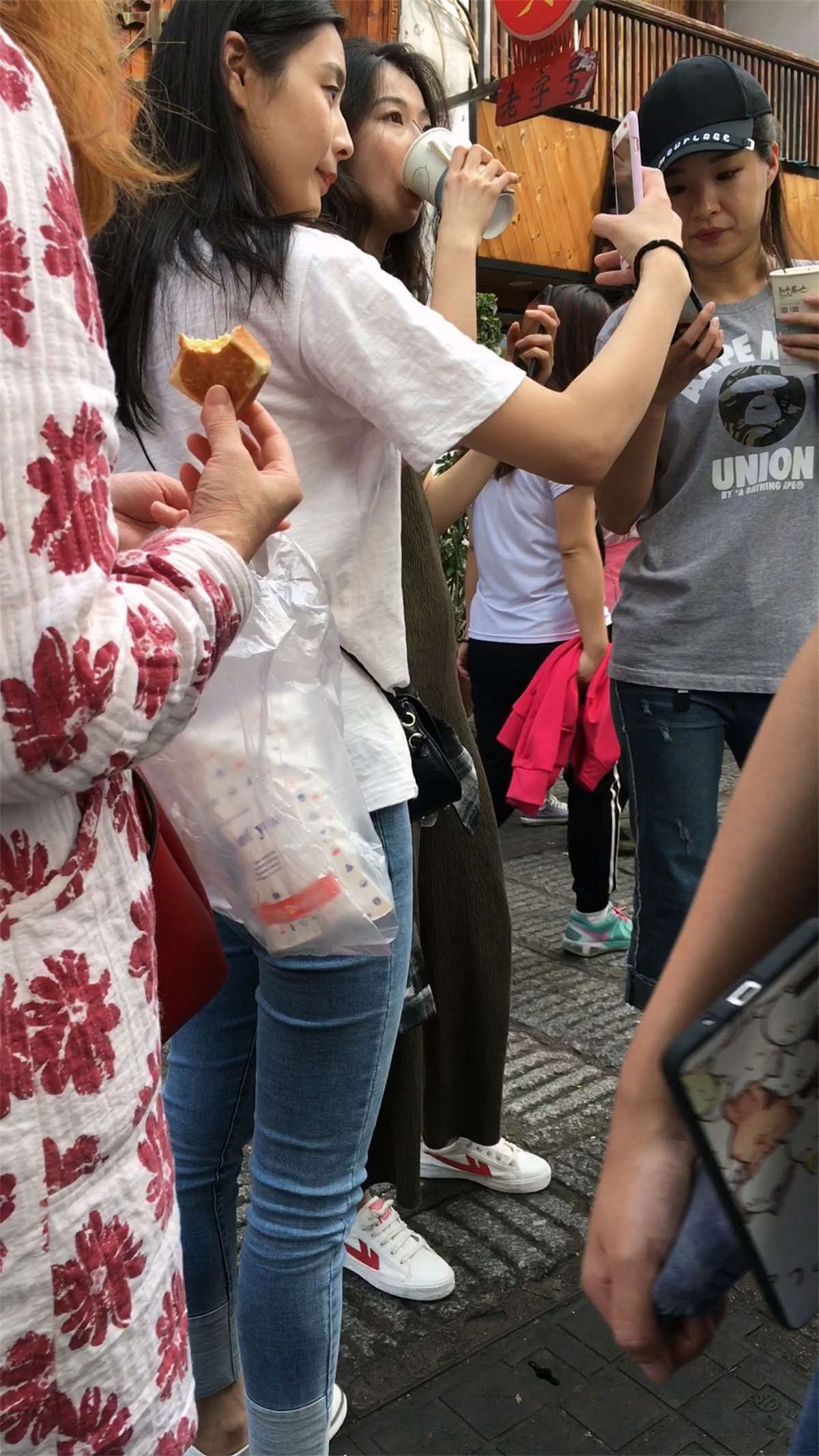 白T恤紧身蓝牛娇小身材可爱美女